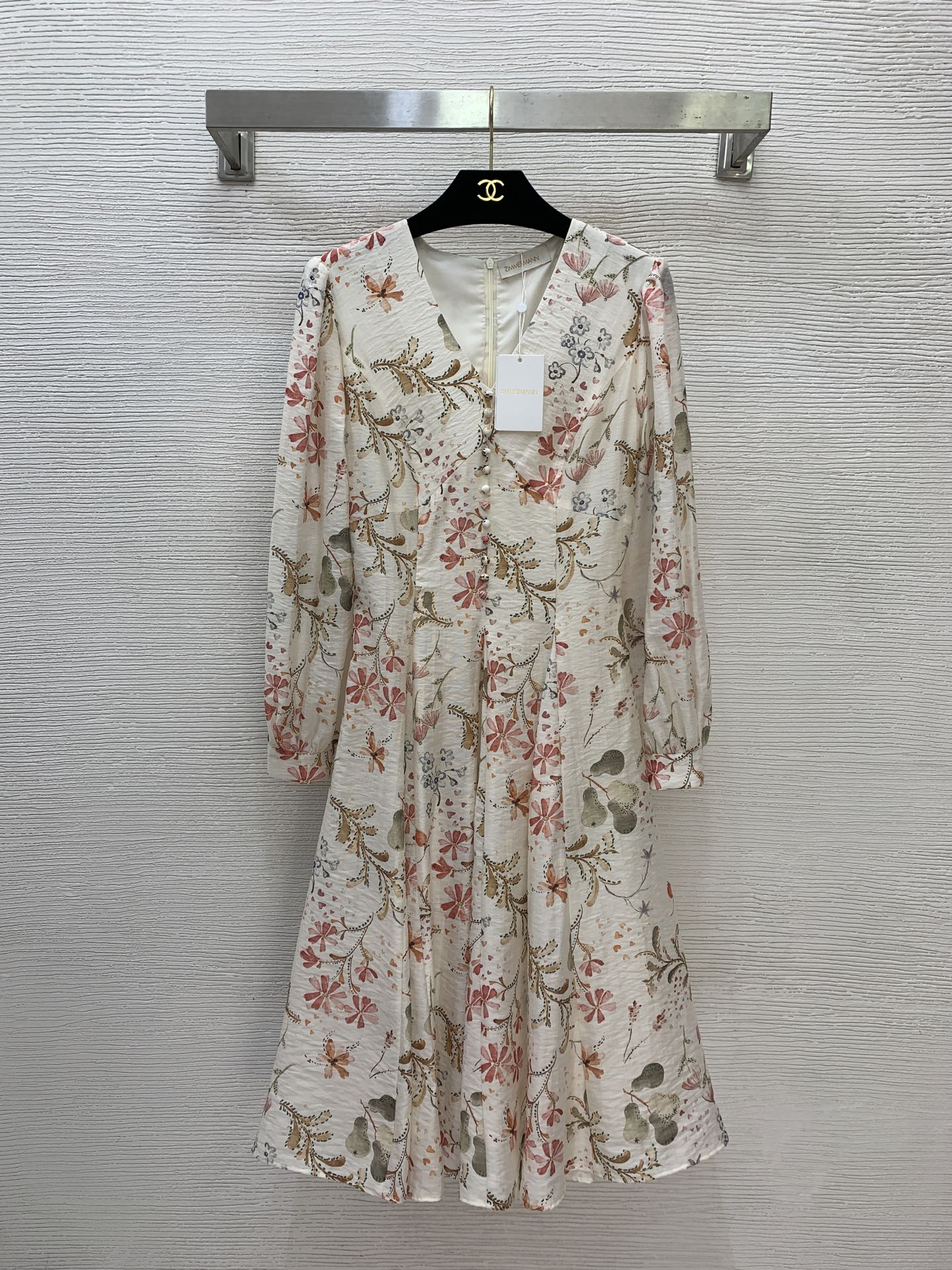 NO:722963,The highest version on the market, the girl will inspect the goods, trim the three marks on the threads, and ship the goods. You can send pictures and take videos. If you want quality and service, please add me on WeChat. We will not accept urgent orders. Style number G26022643 ZIMMERMA*N ZIMMERMA*N Australian brand high-end customized linen blended fabric, retro fashion printed half-breasted decoration, waist slimming and wide-sleeved long-sleeved dress!  (Small size shoulder width 38, bust 86, waist 70, sleeve length 56, skirt length 104), Zimmerman-clothing, skirts,19860909市面最高版本小妹验货、修剪线头上三标、发货可发图及拍视频,要品质要服务的加我微信,不接急单.款号G26022643 ZIMMERMA*N 兹默曼澳洲品牌高端定制亚麻混纺面料、复古时尚印花半排扣装饰收腰显瘦大摆长袖连衣裙！ （S码肩宽38,胸围86,腰围70,袖长56,裙长104）,兹默曼-服装,skirts,,Women's clothing