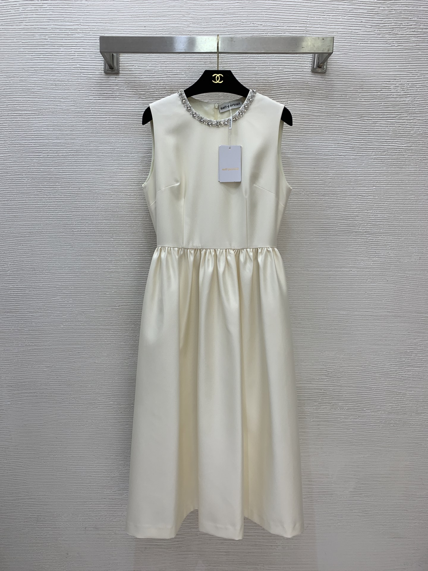 NO:737781,Style No. G26022648 Self-portrai* The new SP family’s high-end customized silk wool fabric has a crisp and stylish version!  Luxurious heavy-duty beaded neckline decorated with pleated large hem patchwork waist slimming sleeveless vest dress banquet dress!  Apricot, black, red, (M size shoulder width 36, bust 90, waist 74, skirt length 119) hair, skirts,19860909款号G26022648 Self-portrai*新款 SP家高端定制丝毛面料版型挺括有型！奢华重工钉珠领边装饰压褶大摆拼接收腰显瘦无袖背心连衣裙宴会礼服裙！杏色、黑色、红色、 （M码肩宽36,胸围90,腰围74,裙长119）发,,skirts,,Women's clothing