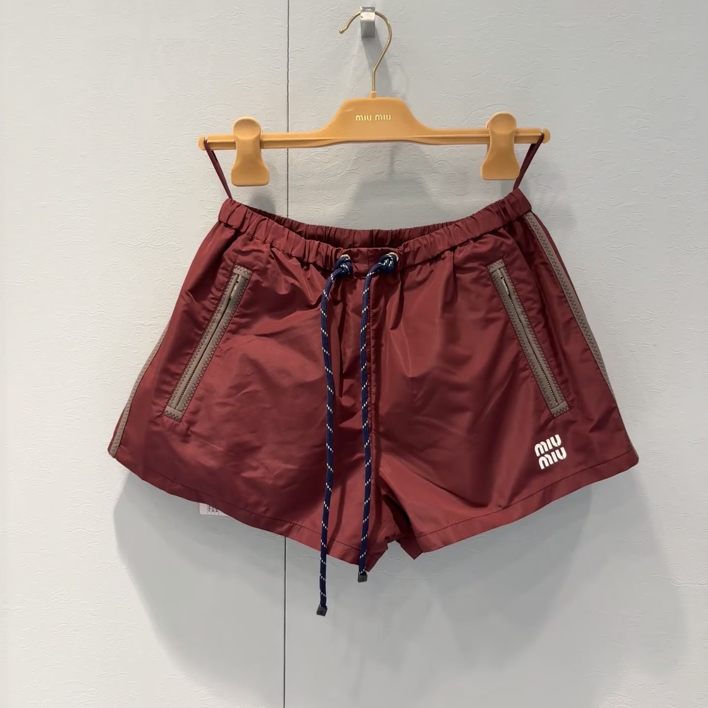 NO:732955,Model No. D26013085 MIUMI*Miaojia's new style letter logo metal zipper puller drawstring elastic waist loose fashionable casual shorts!  (M size waist 68 elastic, hip 98, pants length 30) shorts,,miumiu,shorts,19860909款号D26013085 MIUMI*缪家新款 字母logo金属拉链头抽绳松紧腰宽松时尚休闲小短裤！（M码腰围68松紧,臀围98,裤长30）短裤,,miumiu,shorts,,Women's clothing