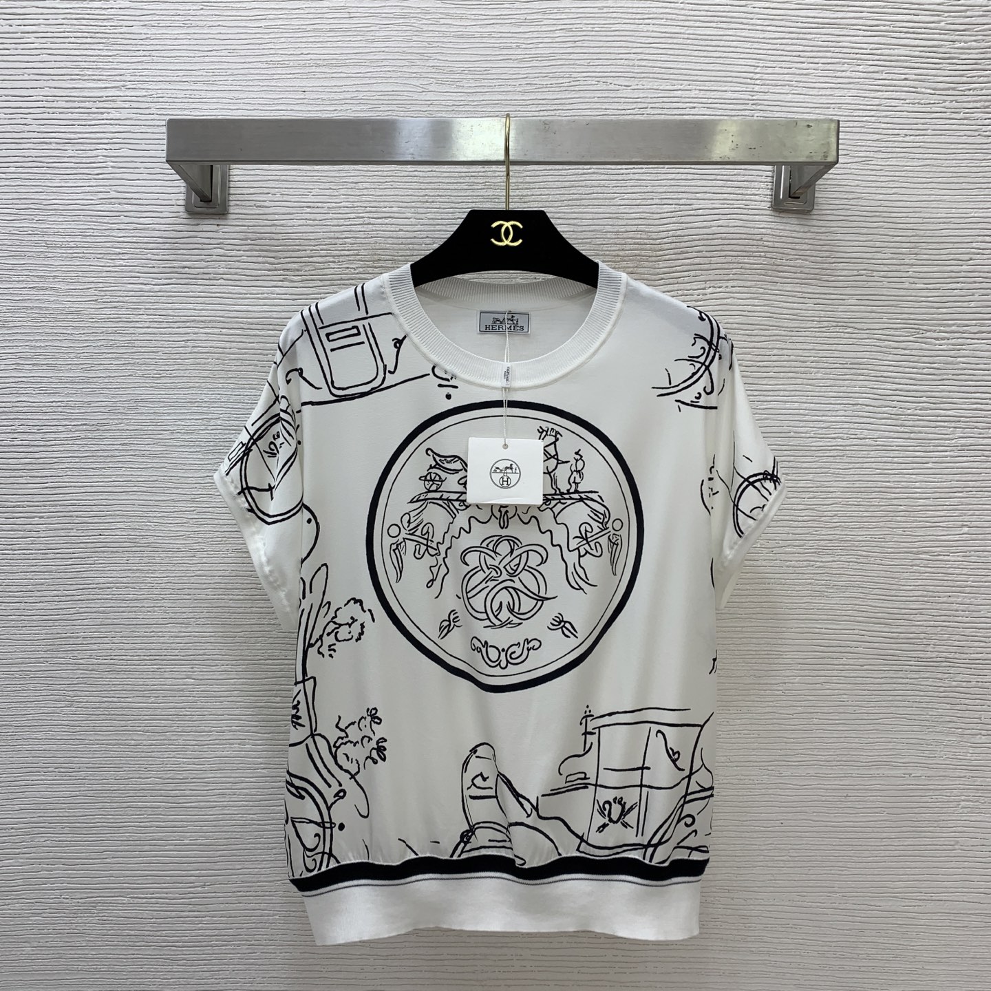 NO:733709,Model number G26013144 HERM*S new high-end boutique customized front silk twill silk twill spliced ​​back Tencel blended knitted fabric, circle pattern retro print round neck pullover short-sleeved sweater top!  Light blue, white, (M size bust 98, sleeve length 24, dress length 55), hermes, T-shirt, real silk,19860909款号G26013144 HERM*S新款 高端精品定制前片Silk真丝斜纹绸拼接后片天丝混纺针织面料、圆圈图案复古印花圆领套头短袖针织衫上衣！浅蓝、白色、（M码胸围98,袖长24,衣长55）,,hermes,T-shirt,real silk,,Women's clothing