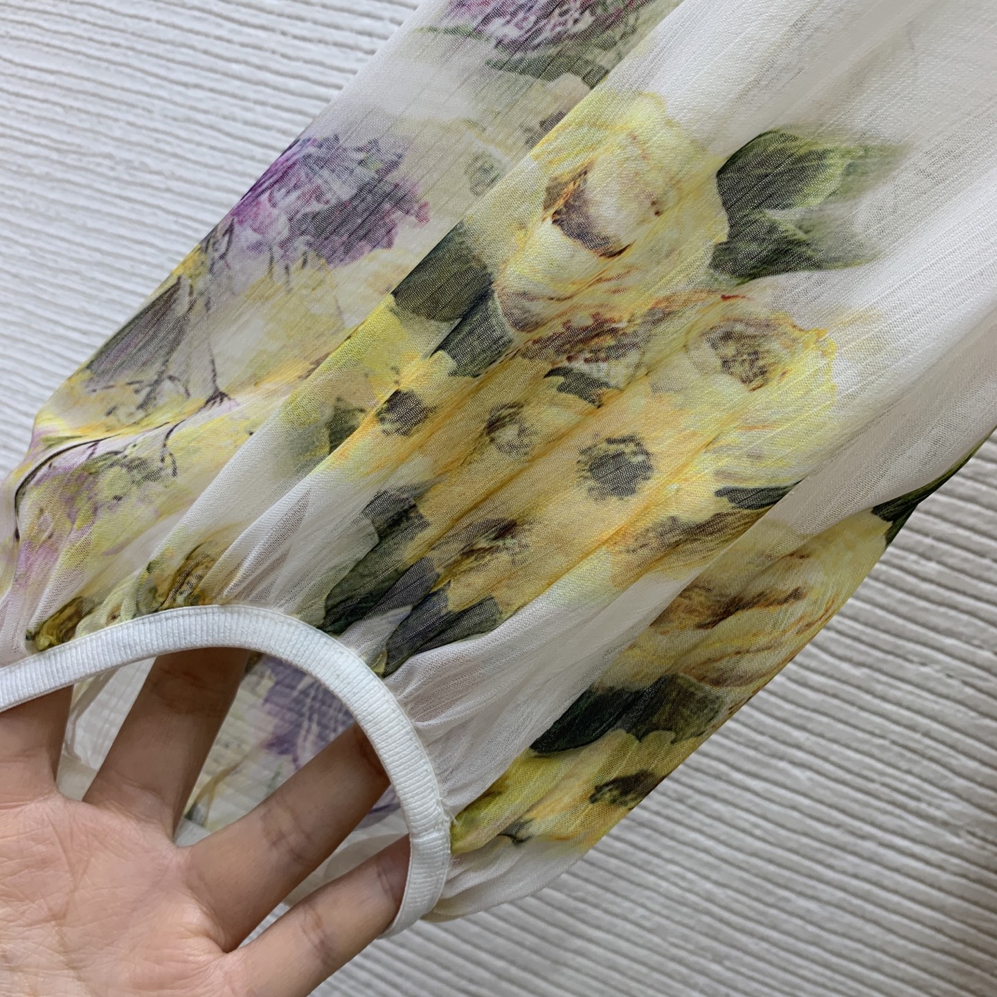 款号G 𝐃𝐨𝐥𝐜𝐞&𝐠𝐚𝐛𝐛𝐚𝐧𝐚杜嘉班纳DG*新款 高端定制轻薄飘逸面料、紫黄色花卉印花排单扣装饰下摆