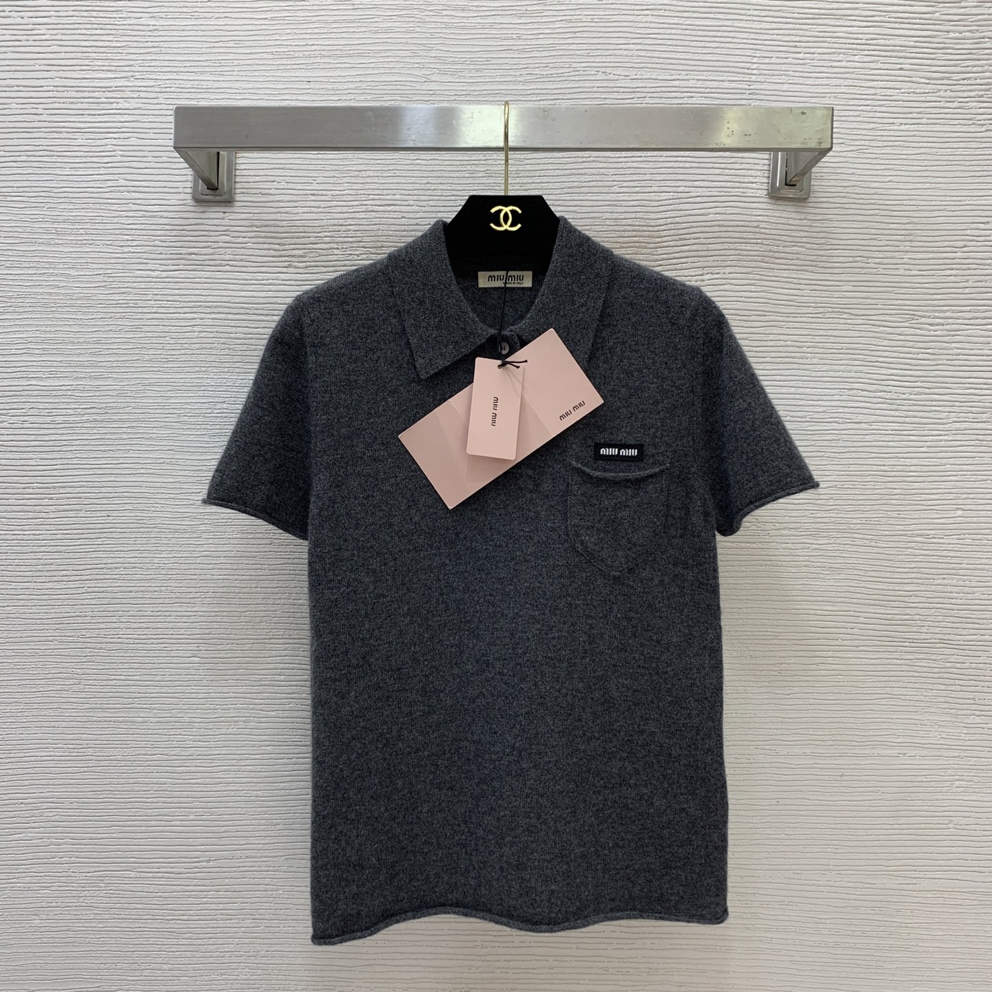 NO:739119,Model number G26022873 MiuMi*Miaojia's new high-end customized pocket letter logo small logo, rolled edge design button placket lapel slim fit short-sleeved sweater top!  dark gray,36.38.40,hair,,miumiu,T-shirt,19860909款号G26022873 MiuMi*缪家新款 高端定制口袋字母logo小标志、卷边设计系扣门襟翻领修身短袖针织衫上衣！深灰色,36.38.40,发,,miumiu,T-shirt,,Women's clothing