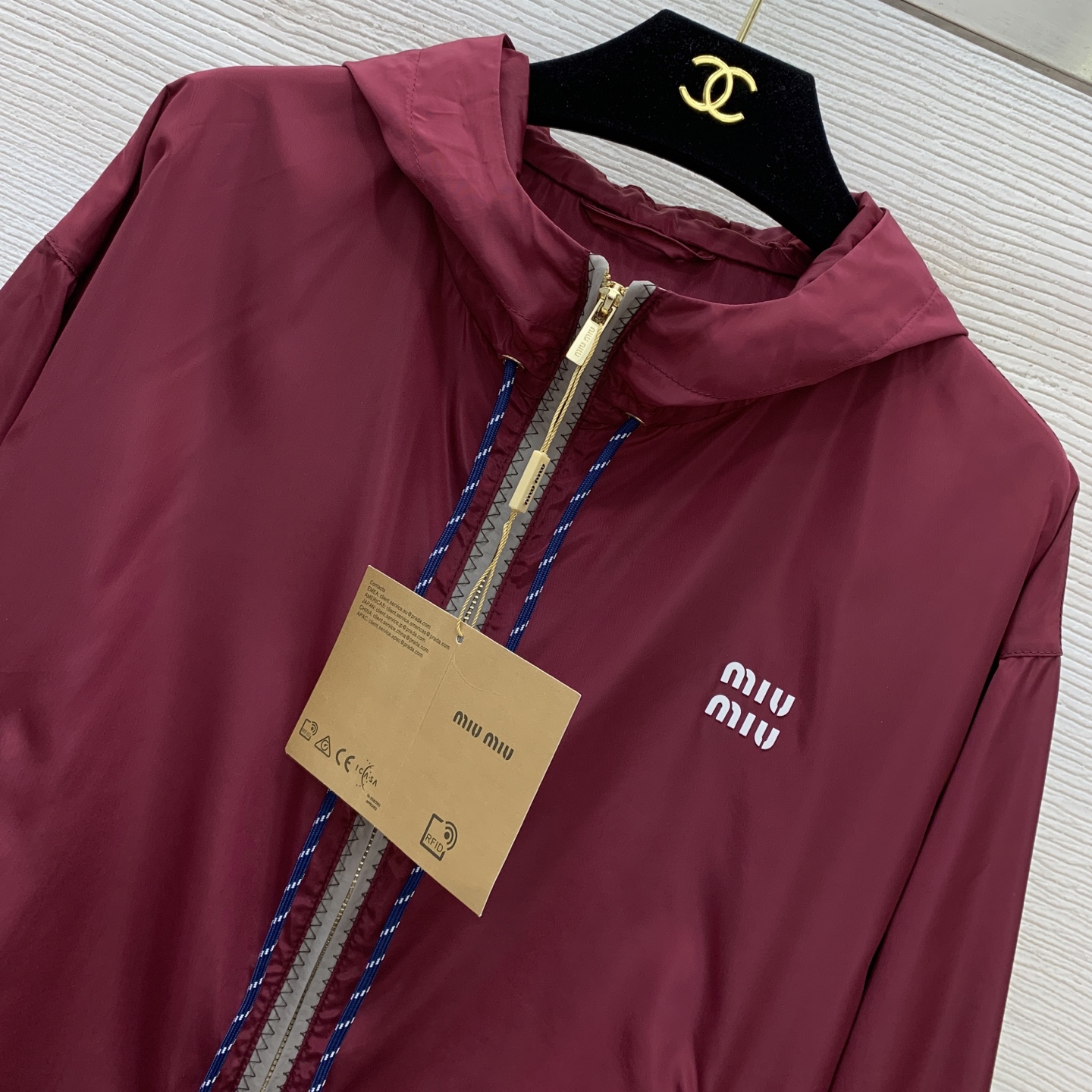款号D MiuMi*缪家新款 立体硅胶字母logo撞色包边拉链门襟抽绳下摆短款长袖连帽外套！酒红，𝑺 𝑴