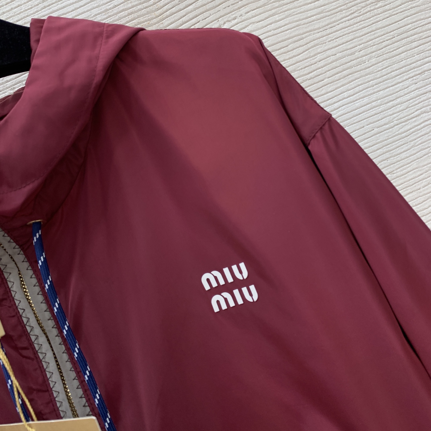 款号D MiuMi*缪家新款 立体硅胶字母logo撞色包边拉链门襟抽绳下摆短款长袖连帽外套！酒红，𝑺 𝑴