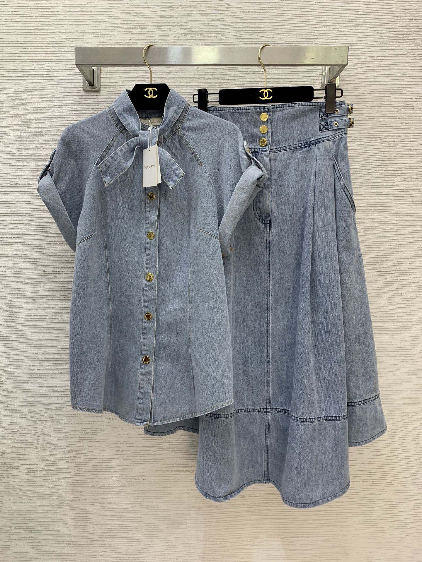 NO:722953,The highest version on the market, the girl will inspect the goods, trim the three marks on the threads, and deliver the goods. You can post pictures and take videos. If you want quality or service, please add me on WeChat. We will not accept urgent orders. Style No. D26022872 ZIMMERMA*N ZIMMERMA*N Australian brand custom-made two-piece soft denim suit with stylish temperament!  Short-sleeved denim top with letter logo buttons, small stand-up collar, irregular wide waist, button placket, high-waist slimming denim skirt!  Light blue, dark blue, 1.2.3.4/SMLXL (size 2 bust 100, raglan sleeve length 31, dress length 69; waist 68, skirt length 75), Zimmerman-clothing, skirts, T-shirt,19860909市面最高版本小妹验货、修剪线头上三标、发货可发图及拍视频,要品质要服务的加我微信,不接急单.款号D26022872 ZIMMERMA*N 兹默曼澳洲品牌定制气质时尚软牛仔两件套装！字母logo纽扣小立领短袖牛仔上衣不规则宽腰纽扣门襟高腰显瘦牛仔半身裙！浅蓝、深蓝、1.2.3.4/SMLXL（2码胸围100,连肩袖长31,衣长69；腰围68,裙长75）,兹默曼-服装,skirts,T-shirt,,Women's clothing