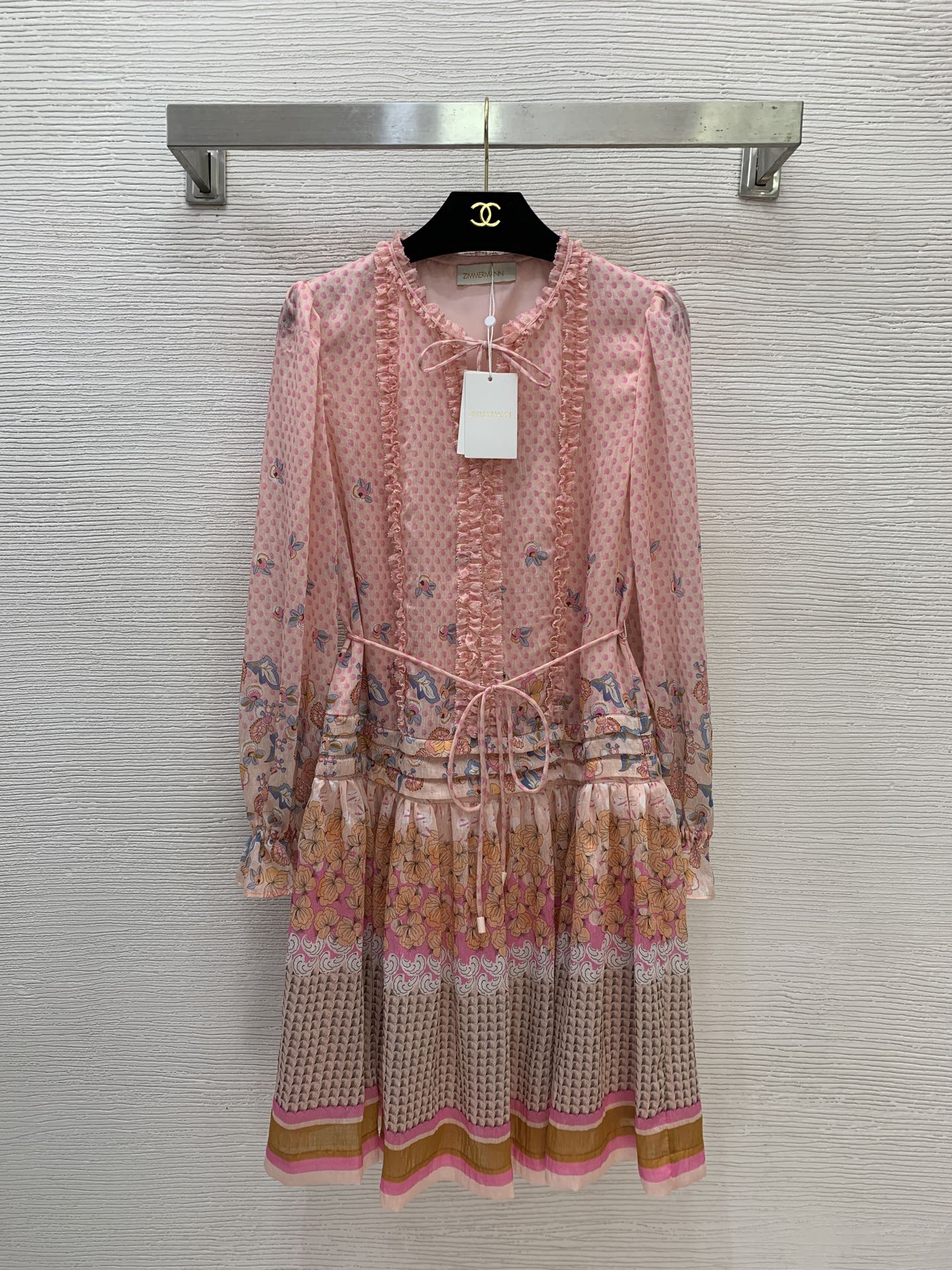 NO:722929,Pictured, ZIMMERMA*N Australian brand ZIMMERMA’s high-end custom-made lightweight and elegant fabrics, fungus edge stitching and lace-up small V-neck loose and fashionable lantern sleeve dress with belt!  (Small size shoulder width 34, bust 88, sleeve length 58, skirt length 90), Zimmerman-clothing, skirts,19860909图,ZIMMERMA*N 兹默曼澳洲品牌高端定制轻薄飘逸面料、木耳边拼接系带小V领宽松时尚灯笼袖连衣裙配腰带！ （S码肩宽34,胸围88,袖长58,裙长90）,兹默曼-服装,skirts,,Women's clothing