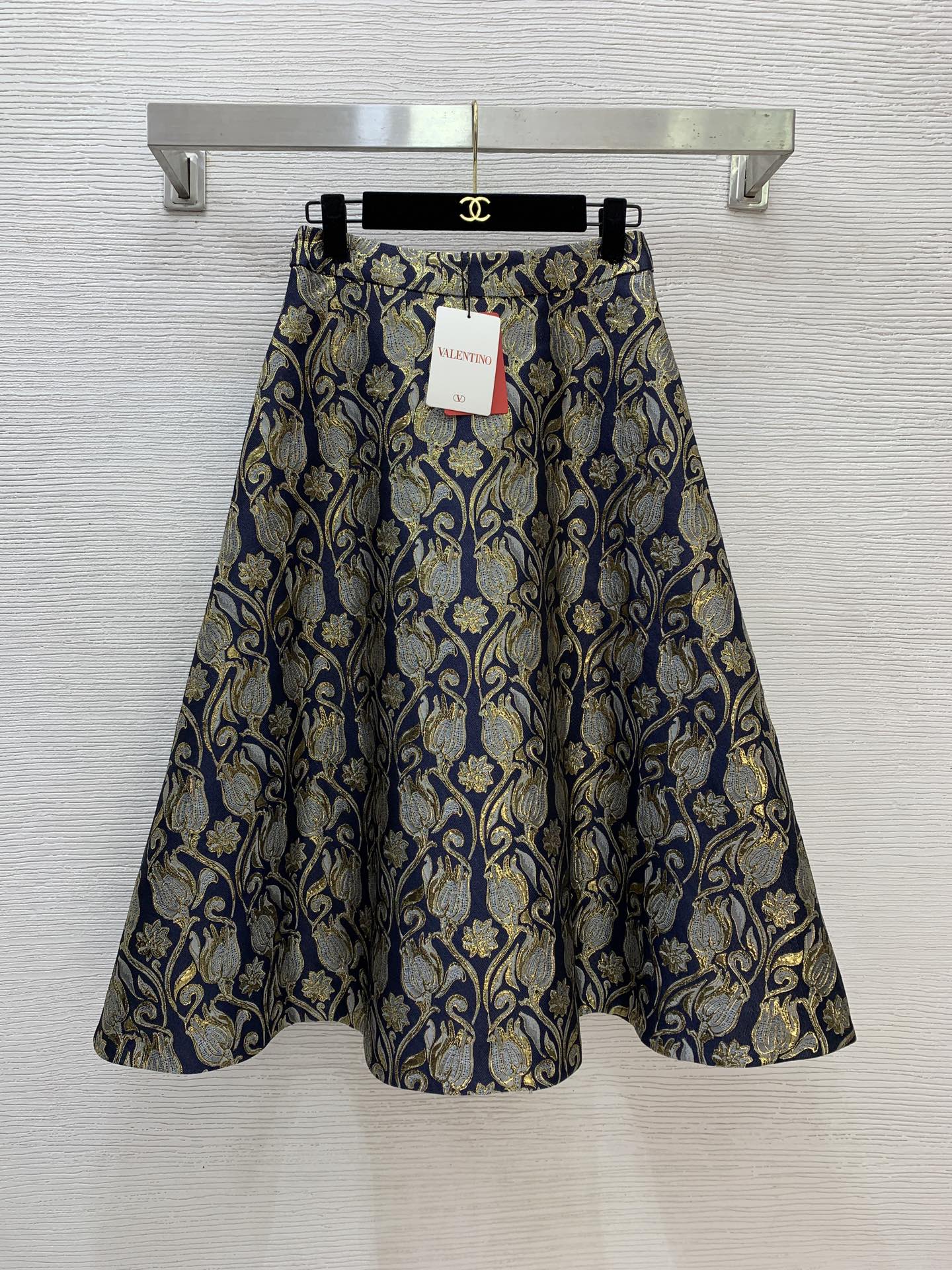 NO:733703,Model No. G26013152 VALENTIN*O Warren's new high-end customized golden jacquard fabric is stiff and stylish, with a commuter style high-waisted A-line mid-length skirt with a large hem!  (S size waist 64, skirt length 77),,valentino,valentino,skirts,19860909款号G26013152 VALENTIN*O华伦家新款 高端定制金色提花面料硬挺有型、气质通勤高腰A字大摆中长款半身裙！ （S码腰围64,裙长77）,,valentino,valentino,skirts,,Women's clothing