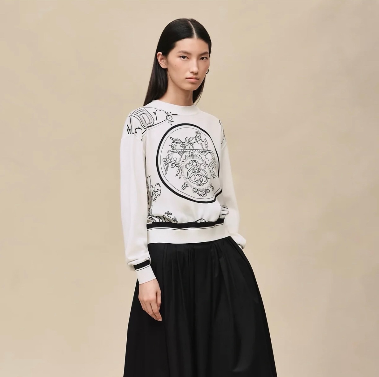 NO:744595,The highest version of the girl on the market inspects the goods, trims the three marks on the threads, and delivers the goods. You can send pictures and take videos. If you want quality and service, add me on WeChat. We will not accept urgent orders. Model No. G26013143 HERM*S. The new highest version on the market. The girl inspects the goods, trims the three marks on the threads, and delivers the goods. You can send pictures and take videos. If you want quality and service, add me on WeChat. We do not accept urgent orders.  High-end boutique custom-made front piece of 19mm silk twill spliced back piece of Tencel cotton blended knitted fabric, circle pattern retro printed round neck pullover long-sleeved sweater top!  Light blue, navy blue, white, (S size shoulder width 48, bust 94, sleeve length 50, dress length 57), Hermès-clothing, hermes, hermes, real silk,19860909市面最高版本小妹验货、修剪线头上三标、发货可发图及拍视频,要品质要服务的加我微信,不接急单.款号G26013143 HERM*S新市面最高版本小妹验货、修剪线头上三标、发货可发图及拍视频,要品质要服务的加我微信,不接急单.款 高端精品定制前片19姆米真丝斜纹绸拼接后片天丝棉混纺针织面料、圆圈图案复古印花圆领套头长袖针织衫上衣！浅蓝、藏蓝、白色、（S码肩宽48,胸围94,袖长50,衣长57）,爱马仕-服装,hermes,hermes,real silk,,Women's clothing