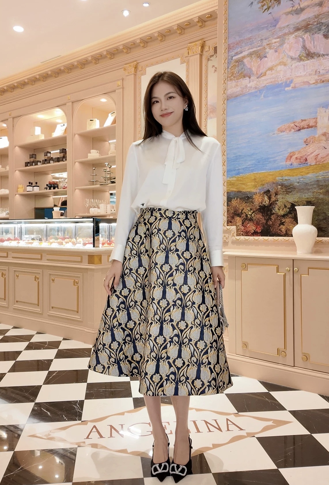 NO:733706,Model No. G26013152 VALENTIN*O Warren's new high-end customized golden jacquard fabric is stiff and stylish, with a commuter style high-waisted A-line mid-length skirt with a large hem!  (S size waist 64, skirt length 77) hair,,valentino,valentino,skirts,19860909款号G26013152 VALENTIN*O华伦家新款 高端定制金色提花面料硬挺有型、气质通勤高腰A字大摆中长款半身裙！ （S码腰围64,裙长77）发,,valentino,valentino,skirts,,Women's clothing