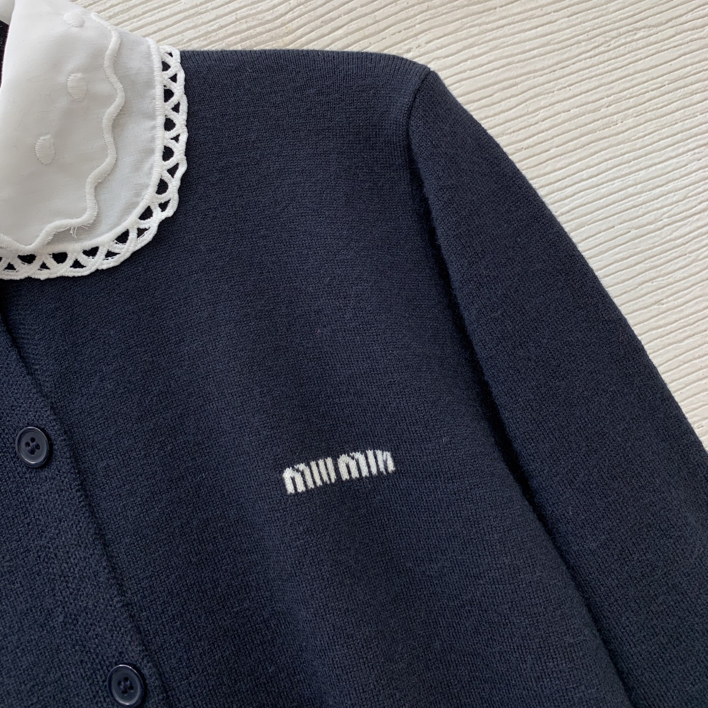 款号G MIUMI*U缪家早春新款 高端定制100%羊毛纱线面料柔软亲肤！个性设计可拆卸娃娃领字母log