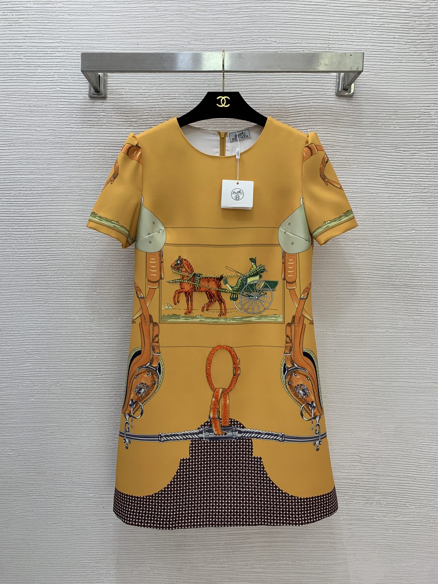 NO:739690,Model number D30143 HERM*S new H family carriage pattern hoop streamer print slightly waisted small A version slim fit round neck short-sleeved dress!  (M size shoulder width 37, bust 90, sleeve length 22, skirt length 88),,hermes,skirts,T-shirt,19860909款号D30143 HERM*S新款 H家马车图案环圈飘带印花微收腰小A版型修身显瘦圆领短袖连衣裙！（M码肩宽37,胸围90,袖长22,裙长88）,,hermes,skirts,T-shirt,,Women's clothing