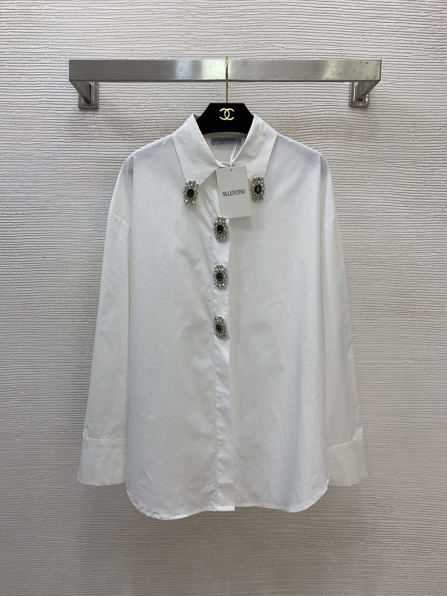 NO:722900,The girl with the highest version on the market inspects the goods, trims the three marks on the threads, and delivers the goods. You can send pictures and take videos. If you want quality and service, add me on WeChat. We will not accept urgent orders. Model No. D26022954 Valentin*o Valentin*o The latest version of Valentin's new version. The girl on the market inspects the goods, trims the three marks on the threads, and delivers the goods. You can send pictures and take videos. If you want quality and service, add me on WeChat. We do not accept urgent orders.  Palace-style luxury heavy-duty gem-encrusted diamond flower stitching button decoration, loose casual temperament fashionable long-sleeved cotton shirt!  White, black, (S size shoulder width 57, bust 122, sleeve length 53, dress length 75), Valentino-clothing, valentino, valentino,19860909市面最高版本小妹验货、修剪线头上三标、发货可发图及拍视频,要品质要服务的加我微信,不接急单.款号D26022954 Valentin*o华伦家新市面最高版本小妹验货、修剪线头上三标、发货可发图及拍视频,要品质要服务的加我微信,不接急单.款 宫廷风奢华重工宝石镶钻花朵缝线纽扣装饰、宽松休闲气质时尚长袖纯棉衬衣！白色,黑色,（S码肩宽57,胸围122,袖长53,衣长75）,华伦天奴-服装,valentino,valentino,,Women's clothing