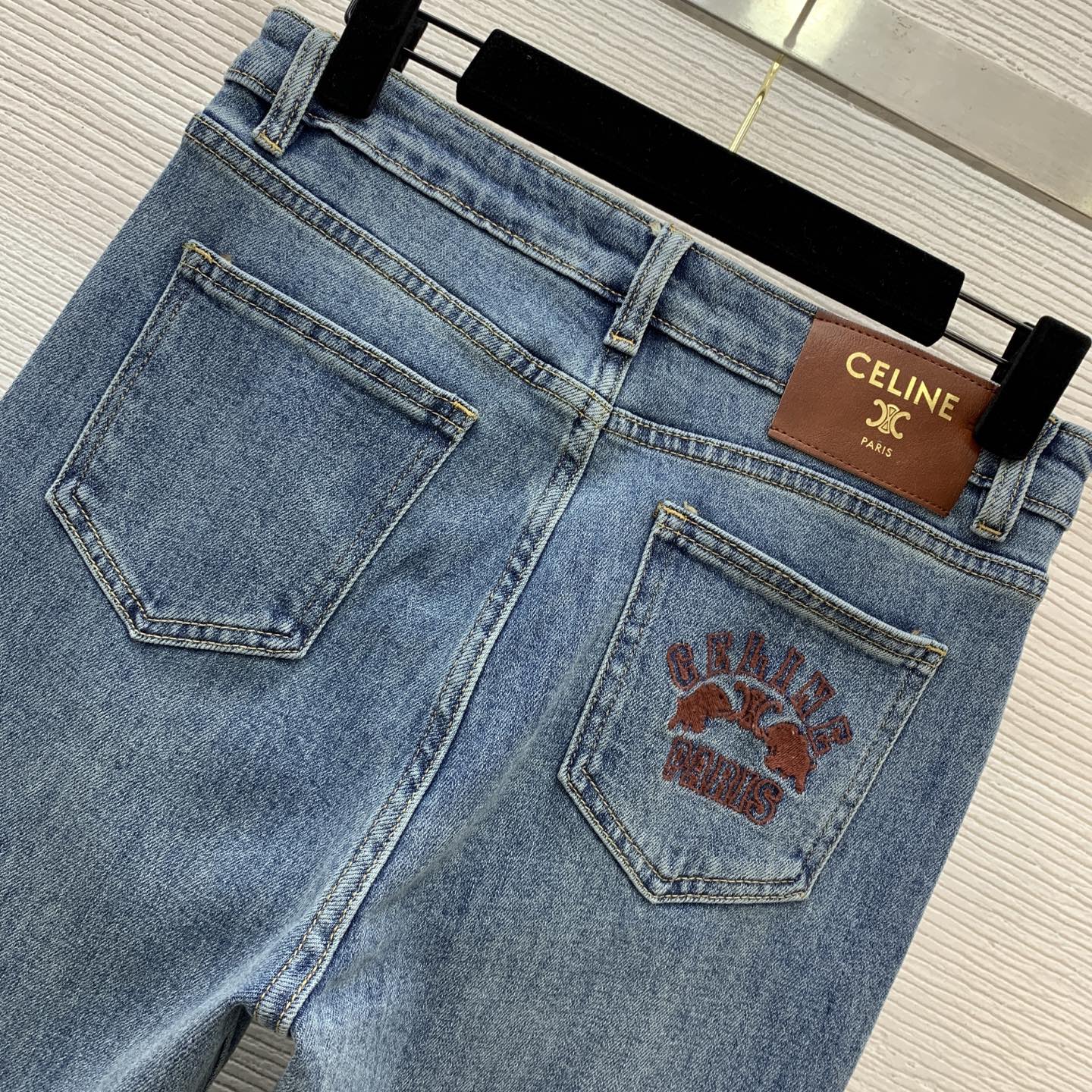 款号G Celin*思琳新款白富美推荐单品！上身拉高比例穿出一米八大长腿微喇叭裤子！简约时尚凯旋门刺绣徽