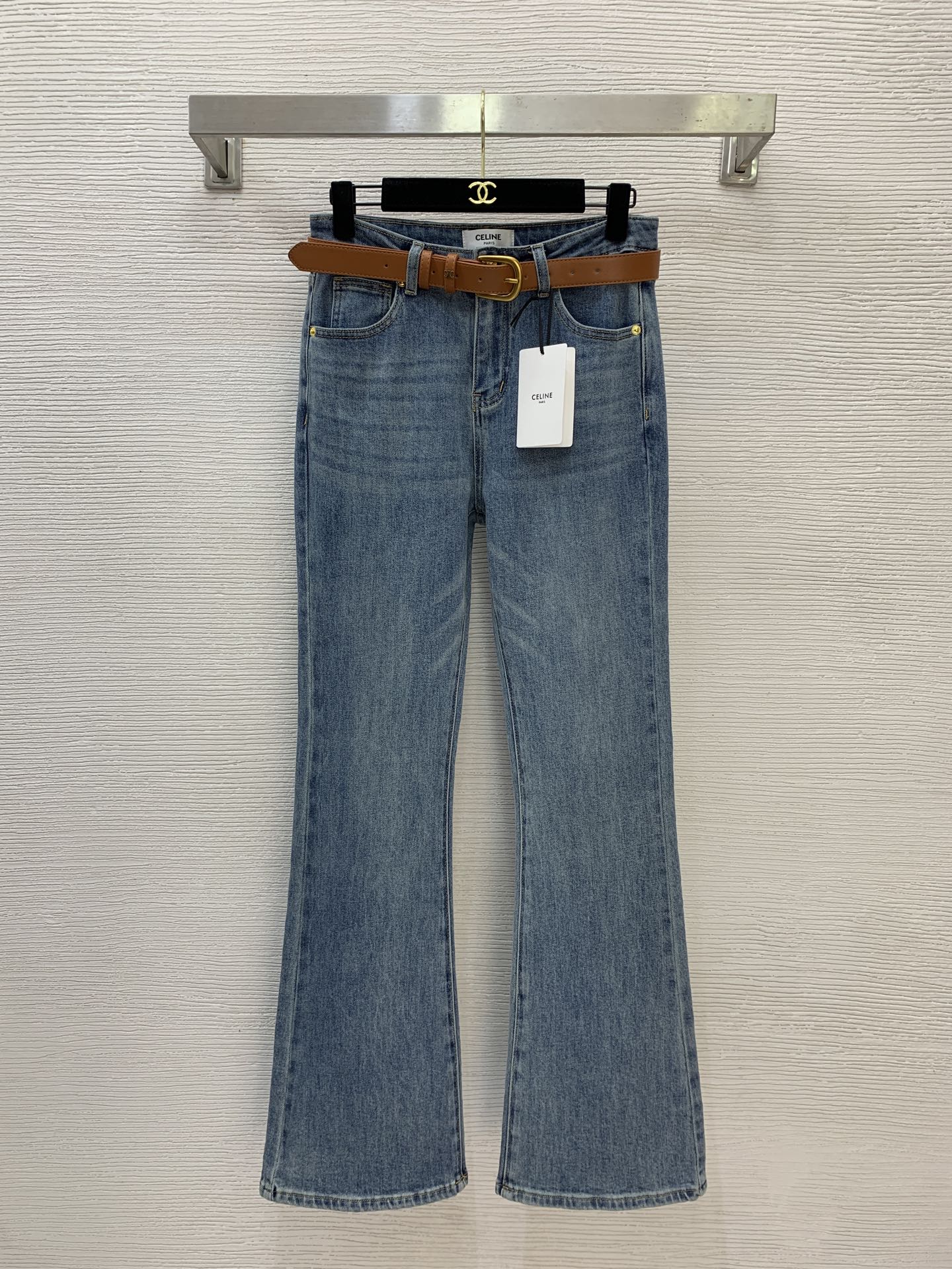 NO:722923,The girl with the highest version on the market will inspect the goods, trim the three marks on the threads, and ship the goods. If you want quality and service, please add me on WeChat. We will not accept urgent orders. Model No. G26030155 Celin  The upper body is raised in proportion to wear slightly flared trousers with long legs of 1.8 meters!  Simple and fashionable Arc de Triomphe embroidered logo mid-high waist hip lifting slimming stretch jeans delivery belt belt!  Gray, blue, 26-27-28 (size 27 waist 68 elastic, pants length 101), Celine-clothing, celine, celine, jeans,19860909市面最高版本小妹验货、修剪线头上三标、发货可发图及拍视频,要品质要服务的加我微信,不接急单.款号G26030155 Celin*思琳新市面最高版本小妹验货、修剪线头上三标、发货可发图及拍视频,要品质要服务的加我微信,不接急单.款白富美推荐单品！上身拉高比例穿出一米八大长腿微喇叭裤子！简约时尚凯旋门刺绣徽标中高腰提臀显瘦弹力牛仔裤配送腰带皮带！灰色、蓝色、26-27-28（27码腰围68有弹力,裤长101）,赛琳-服装,celine,celine,jeans,,Women's clothing