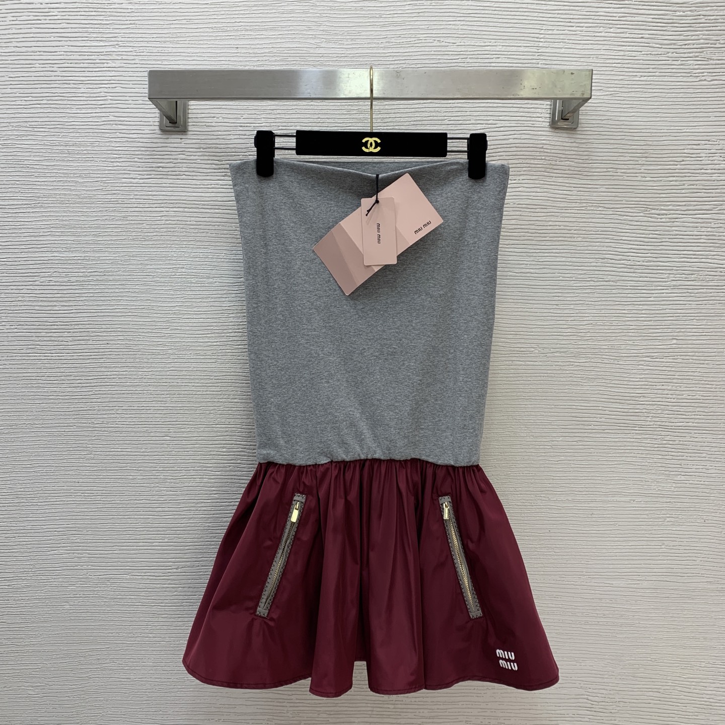 NO:739677,Style No. D30142 Two-wear design MIUMI*U new style letter logo zipper pocket three-dimensional silicone logo logo two-color splicing slim fit tube top dress with temperament and versatile fluffy skirt skirt!  (M size bust 76, total length 71) hair,,miumiu,skirts,19860909款号D30142 两穿设计MIUMI*U缪家新款 字母logo拉链口袋立体硅胶logo徽标双色拼接修身显瘦抹胸连衣裙气质百搭蓬蓬裙子半身裙！（M码胸围76,总长71）发,,miumiu,skirts,,Women's clothing