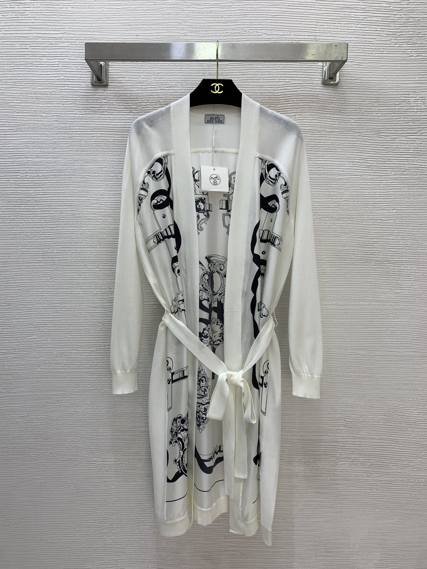 NO:743117,The highest version of the girl on the market inspects the goods, trims the three marks on the threads, pictures of the goods and takes videos. If you want quality and service, add me on WeChat. We do not accept urgent orders. Model No. G26030473 HERM*S The new highest version on the market. The girl inspects the goods, trims the three marks on the threads, pictures of the goods and takes videos. If you want quality and service, add me on WeChat. We do not accept urgent orders.  High-end customized AB fabric 19mm silk twill spliced wool Tencel blended knitted fabric, fashionable abstract retro pattern printed buttonless placket style, mid-length, the highest version on the market. The girl inspects the goods, trims the three marks on the threads, pictures of the goods and videos. If you want quality and service, please add me on WeChat. We do not accept urgent orders. Knitted cardigan, home style long-sleeved waist dress with belt!  White, black, (M size bust 108, raglan sleeve length 70, skirt length 100), Hermès-clothing,hermes,hermes,skirts,real silk,shawls,19860909市面最高版本小妹验货、修剪线头上三标、货可图及拍视频,要品质要服务的加我微信,不接急单.款号G26030473 HERM*S新市面最高版本小妹验货、修剪线头上三标、货可图及拍视频,要品质要服务的加我微信,不接急单.款 高端定制AB面料19姆米真丝斜纹绸拼接羊毛天丝混纺针织面料、时尚抽象复古图案印花无扣门襟披肩式中长市面最高版本小妹验货、修剪线头上三标、货可图及拍视频,要品质要服务的加我微信,不接急单.款针织开衫、居家风长袖束腰连衣裙配有腰带！白色、黑色、（M码胸围108,连肩袖长70,裙长100）,爱马仕-服装,hermes,hermes,skirts,real silk,shawls,,Women's clothing