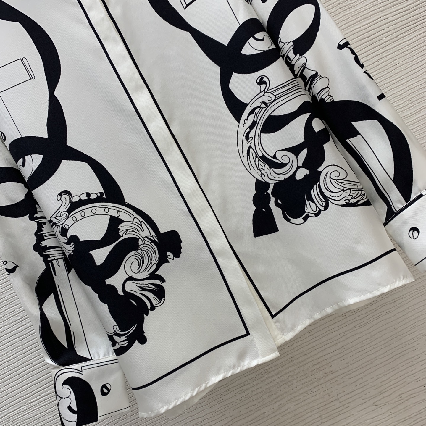 款号G HERMÈ*S新款高端精品定制采用19姆米100%Silk真丝斜纹绸面料、时尚复古图案飘带印花系