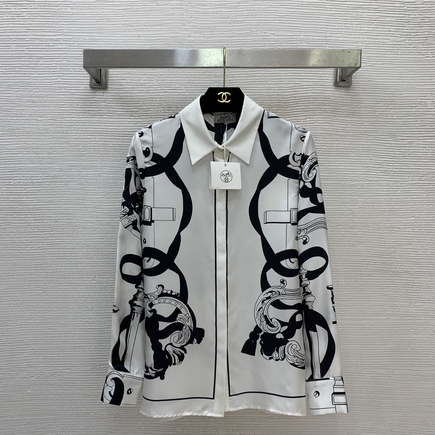 NO:743122,The highest version on the market, the girl inspects the goods, trims the three marks on the threads, pictures the goods and takes videos. If you want quality or service, please add me on WeChat. We do not accept urgent orders. Model No. G26030428  HERM*S is the highest version of the new product on the market. The girl inspects the goods, trims the three marks on the threads, pictures of the goods and takes videos. If you want quality or service, add me on WeChat. We do not accept urgent orders. This high-end boutique customization is made of 19mm Silk silk twill fabric, fashionable retro pattern streamer printed buttoned lapel loose long-sleeved silk shirt!  Black, white, (S size shoulder width 37, bust 92, sleeve length 57, dress length 65), Hermès-clothing, hermes, hermes, real silk,19860909市面最高版本小妹验货、修剪线头上三标、货可图及拍视频,要品质要服务的加我微信,不接急单.款号G26030428 HERM*S新市面最高版本小妹验货、修剪线头上三标、货可图及拍视频,要品质要服务的加我微信,不接急单.款高端精品定制采用19姆米Silk真丝斜纹绸面料、时尚复古图案飘带印花系扣翻领宽松长袖真丝衬衣！黑色、白色、（S码肩宽37,胸围92,袖长57,衣长65）,爱马仕-服装,hermes,hermes,real silk,,Women's clothing