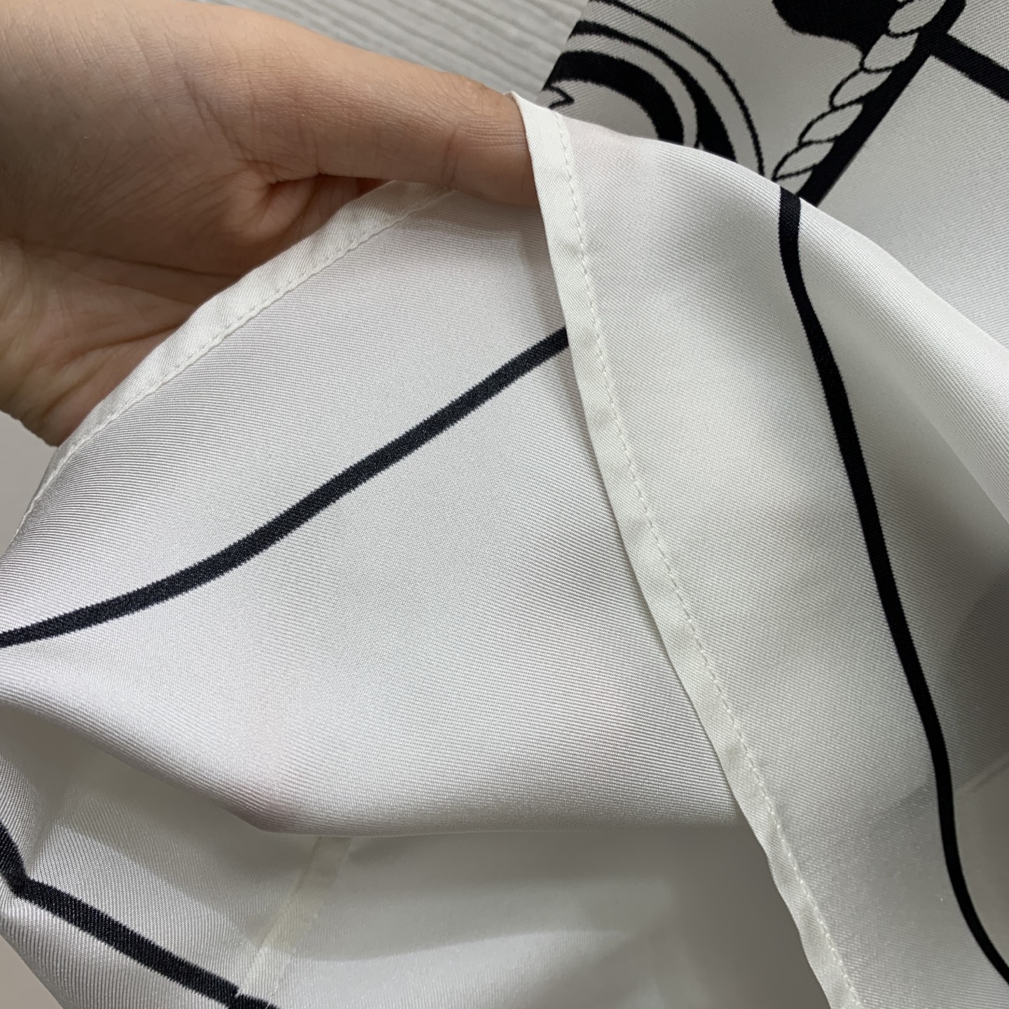 款号G HERMÈ*S新款高端精品定制采用19姆米100%Silk真丝斜纹绸面料、时尚复古图案飘带印花系