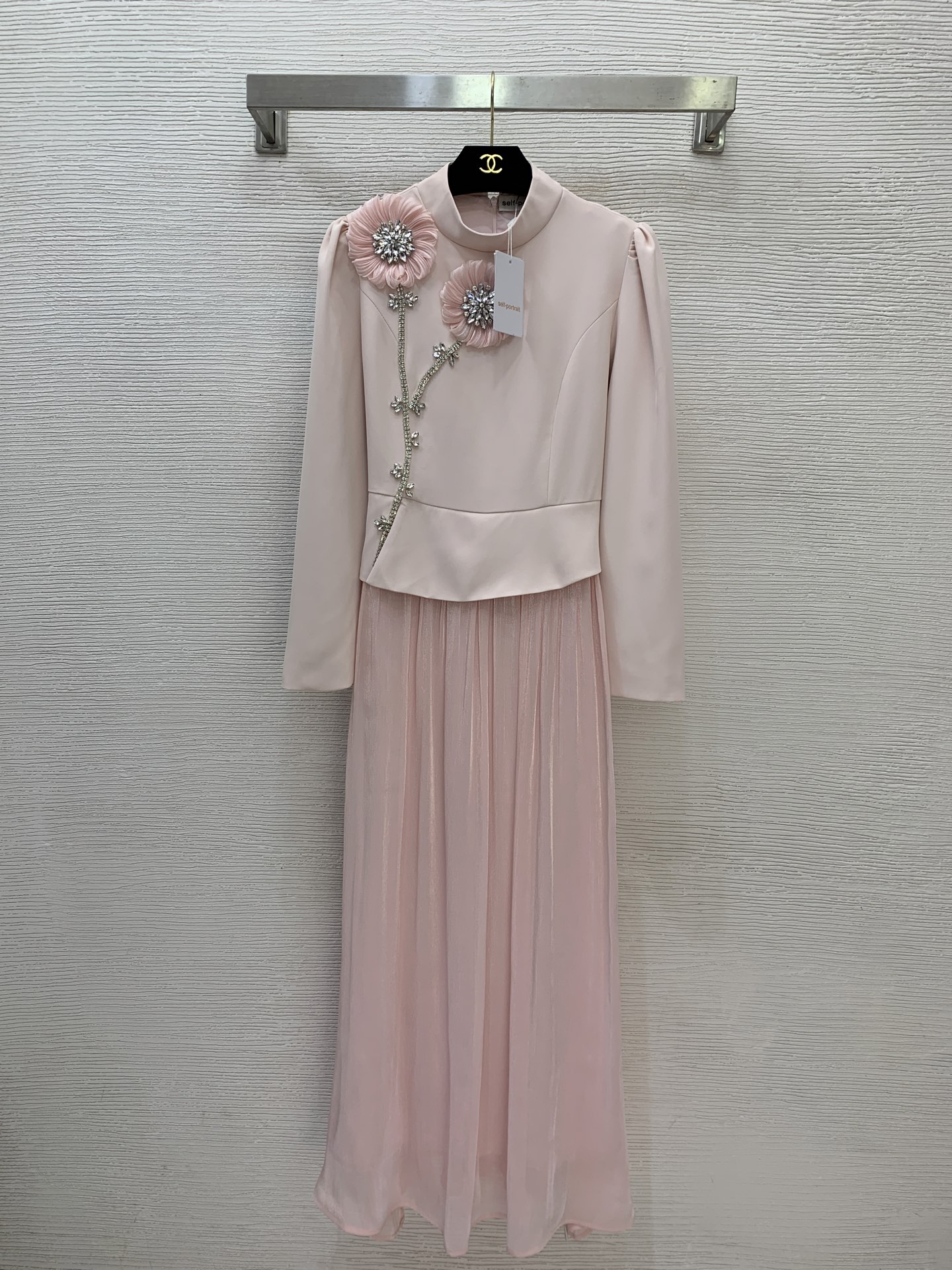 NO:743014,Picture, the highest version on the market. The girl inspects the goods, trims the three marks on the threads, takes pictures of the goods and takes videos. If you want quality or service, please add me on WeChat. We will not accept urgent orders. Model No. G26030543  Self-Portrai* is the latest and highest version on the market. The girl inspects the goods, trims the three marks on the threads, takes pictures of the goods and takes videos. If you want quality or service, please add me on WeChat. We will not accept urgent orders. This is a high-end custom-made SP brand with heavy diamond decoration, three-dimensional flower back straps and waist design, fake two-piece spliced elegant long-sleeved dress with stand-up collar!  Black, pink, (L size shoulder width 36, bust 90, waist 80, sleeve length 59, skirt length 135), women's clothing, skirts,19860909图,市面最高版本小妹验货、修剪线头上三标、货可图及拍视频,要品质要服务的加我微信,不接急单.款号G26030543 Self-Portrai*新市面最高版本小妹验货、修剪线头上三标、货可图及拍视频,要品质要服务的加我微信,不接急单.款SP家高端定制重工镶钻装饰立体花朵后背绑带收腰设计、假两件拼接飘逸大摆长袖立领连衣裙！黑色、粉色、 （L码肩宽36,胸围90,腰围80,袖长59,裙长135）,女装,skirts,,Women's clothing