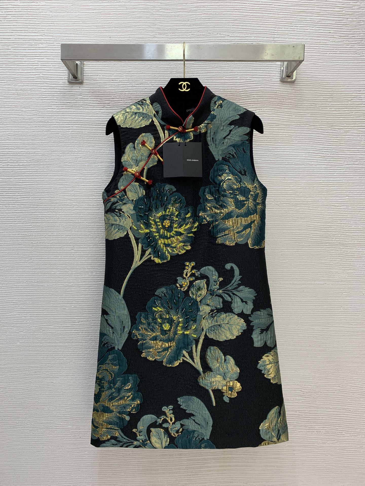 NO:743080,The girl of the highest version on the market inspects the goods, trims the three marks on the threads, pictures of the goods and takes videos. If you want quality and service, please add me on WeChat. We will not accept urgent orders. Style number G26030672 & Dolce & Gabbana DG New. The girl of the highest version on the market inspects the goods, trims the three marks on the threads, pictures of the goods and takes videos. If you want quality and service, add me on WeChat and we will not accept urgent orders. High-end customized jacquard fabrics are crisp and stylish!  The front piece is heavily embroidered with beads and decorated with Chinese-style buckles. Slim-fitting stand-up collar sleeveless cheongsam dress!  (M size bust 88, skirt length 87), Dolce & Gabbana-clothing, Dolce&Gabbana, skirts,19860909市面最高版本小妹验货、修剪线头上三标、货可图及拍视频,要品质要服务的加我微信,不接急单.款号G26030672 &杜嘉班纳DG新市面最高版本小妹验货、修剪线头上三标、货可图及拍视频,要品质要服务的加我微信,不接急单.款 高端定制提花面料版型挺括有型！前片重工绣珠装饰、国风盘扣装饰修身显瘦立领无袖旗袍连衣裙！ （M码胸围88,裙长87）,杜嘉班纳-服装,Dolce&Gabbana,skirts,,Women's clothing