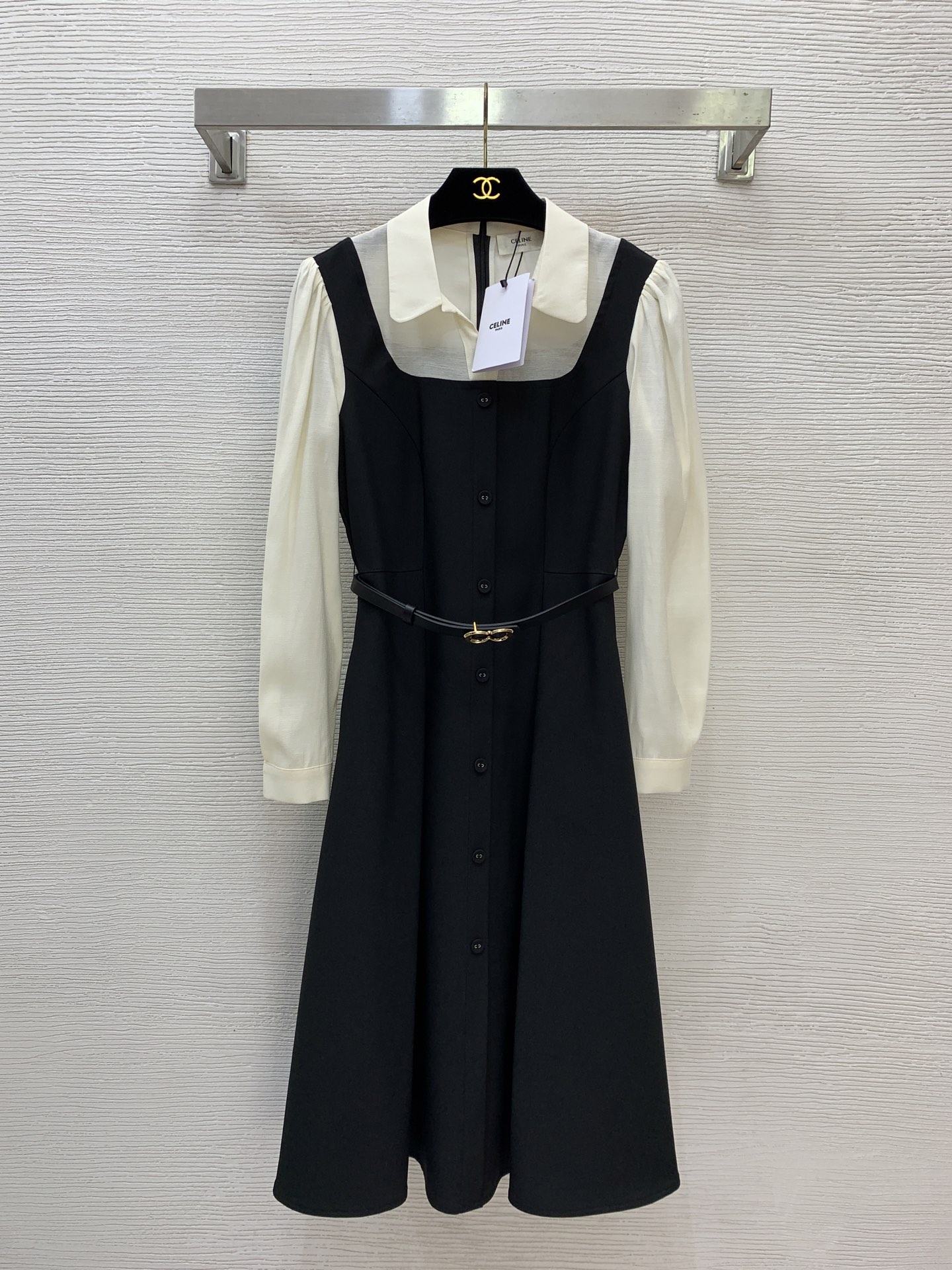 NO:740581,Model No. G26030518 CELIN*E new high-end customized fake two-piece contrasting color splicing single-breasted decoration, mid-length waist slimming long-sleeved lapel dress!  (S size S shoulder width 36, bust 82, waist 68, sleeve length 55, skirt length 103) hair,,celine,skirts,19860909款号G26030518 CELIN*E新款 高端定制假两件撞色拼接单排扣装饰、中长款收腰显瘦长袖翻领连衣裙！ （S码肩宽36,胸围82,腰围68,袖长55,裙长103）发,,celine,skirts,,Women's clothing