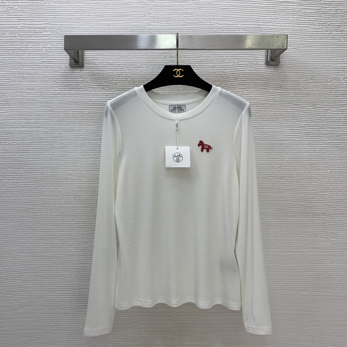 NO:740566,Model No. G26030625 HERM*S new H family high-end custom fabrics, pony badge decoration slim fit round neck long-sleeved bottoming shirt T-shirt top!  White, gray, (S size shoulder width 35, chest 84, sleeve length 59, dress length 58) hair, hermes, tees, t-shirt,19860909款号G26030625 HERM*S新款H家高端定制面料、小马胸章装饰修身显瘦圆领长袖打底衫t恤上衣！白色、灰色、 （S码肩宽35,胸围84,袖长59,衣长58）发,,hermes,tees，t-shirt,,Women's clothing
