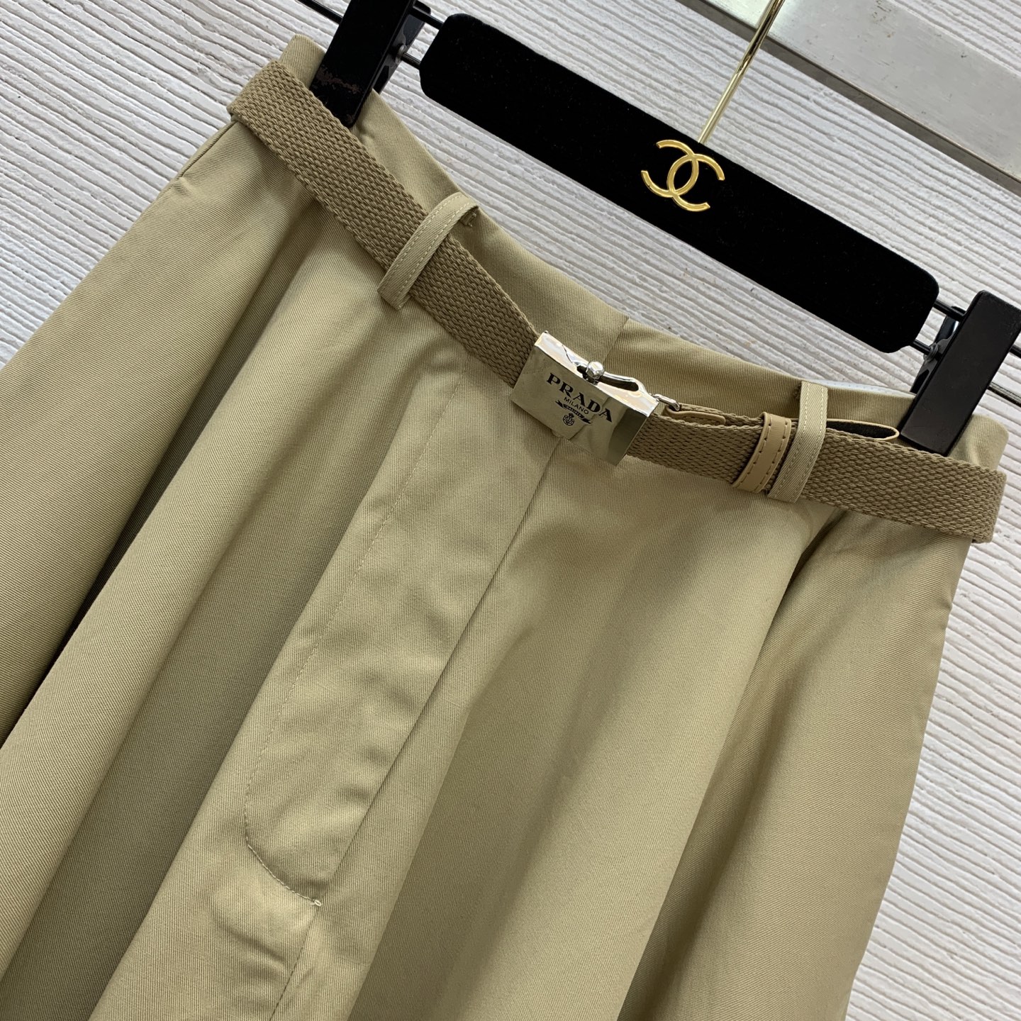 款号G PRAD*A新款P家高端定制斜纹棉布面料、经典三角标logo徽标搭配腰带装饰高腰显瘦大摆中长款半