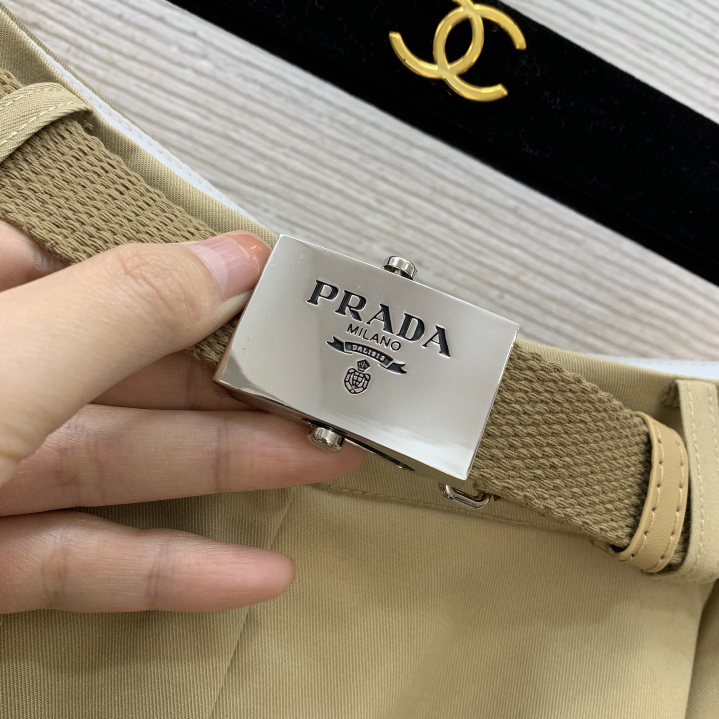 款号G PRAD*A新款P家高端定制斜纹棉布面料、经典三角标logo徽标搭配腰带装饰高腰显瘦大摆中长款半