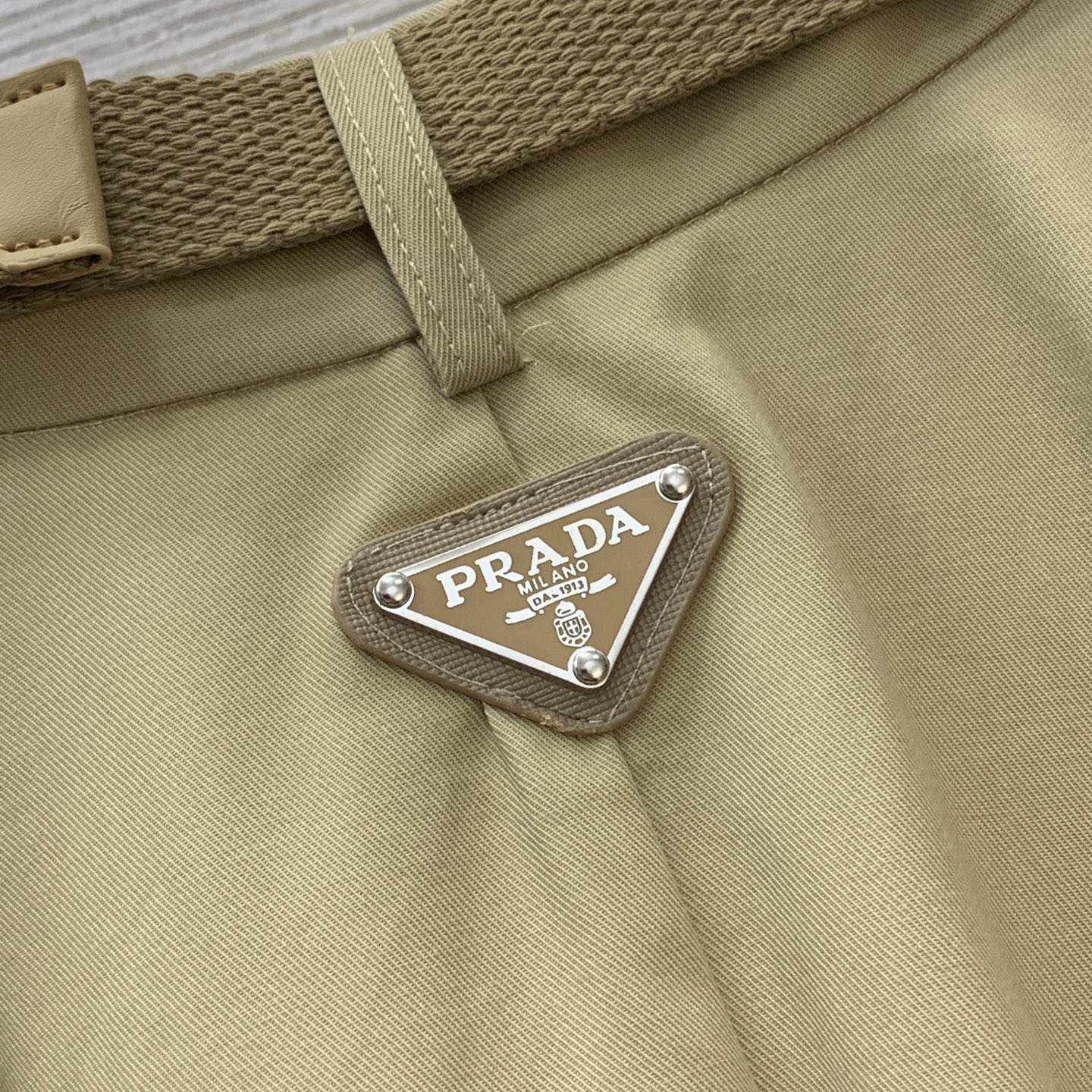 款号G PRAD*A新款P家高端定制斜纹棉布面料、经典三角标logo徽标搭配腰带装饰高腰显瘦大摆中长款半
