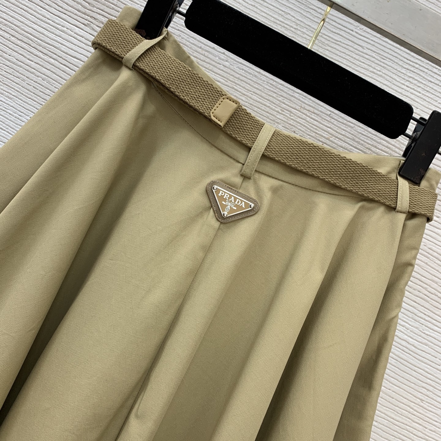 款号G PRAD*A新款P家高端定制斜纹棉布面料、经典三角标logo徽标搭配腰带装饰高腰显瘦大摆中长款半