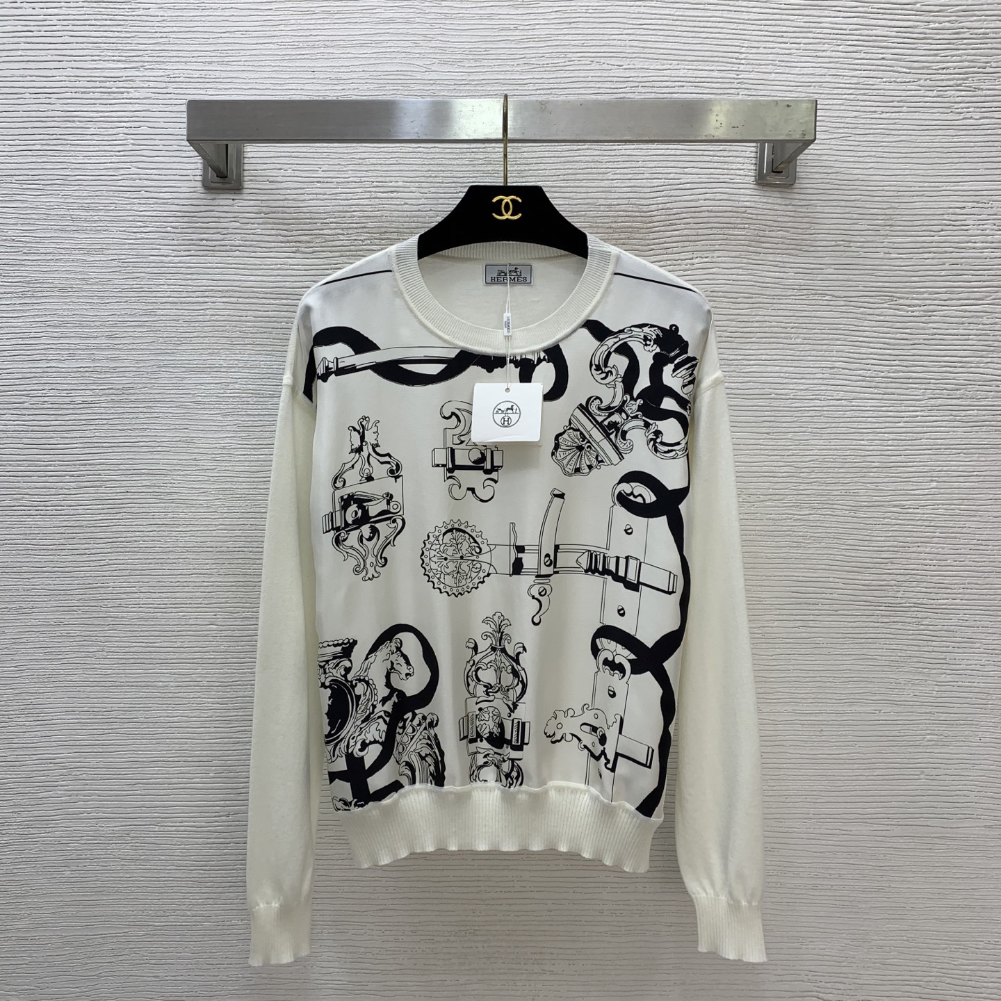 NO:743084,The highest version on the market, the girl inspects the goods, trims the three marks on the threads, pictures the goods and takes videos. If you want quality or service, please add me on WeChat. We will not accept urgent orders. Model No. G26030612  HERM*S is the latest version of the latest version on the market. The girl inspects the goods, trims the three marks on the threads, pictures of the goods and takes videos. If you want quality or service, please add me on WeChat. We will not accept urgent orders. The H family’s high-end boutique customized AB fabric is made of 19mm silk twill spliced with wool and Tencel blended knitted fabrics, and a fashionable abstract retro pattern printed round neck pullover long-sleeved sweater top!  Black, white, (S size shoulder width 49, bust 96, sleeve length 54, dress length 56), Hermès-clothing, hermes, hermes, real silk,19860909市面最高版本小妹验货、修剪线头上三标、货可图及拍视频,要品质要服务的加我微信,不接急单.款号G26030612 HERM*S新市面最高版本小妹验货、修剪线头上三标、货可图及拍视频,要品质要服务的加我微信,不接急单.款H家高端精品定制AB面料、采用19姆米真丝斜纹绸拼接羊毛天丝混纺针织面料、时尚抽象复古图案印花圆领套头长袖针织衫上衣！黑色、白色、 （S码肩宽49,胸围96,袖长54,衣长56）,爱马仕-服装,hermes,hermes,real silk,,Women's clothing