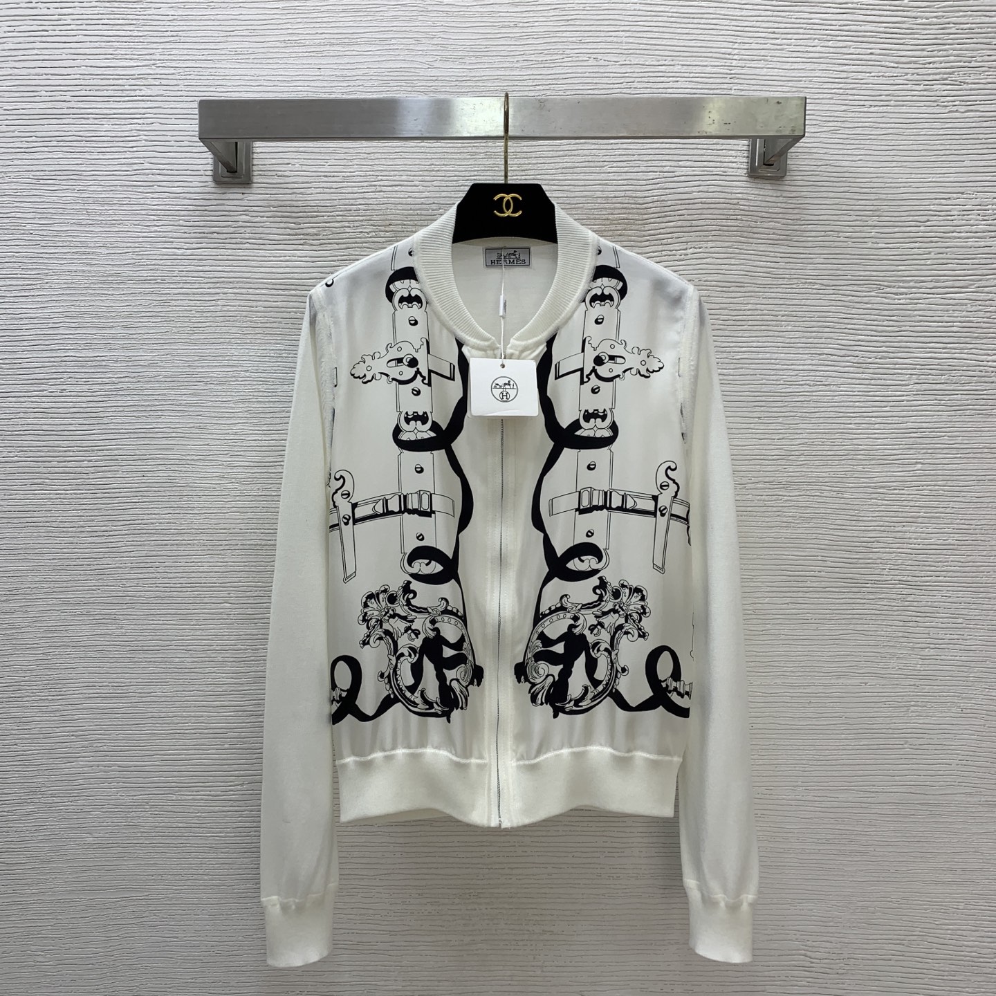 NO:752434,Model No. G26031227 HERM*S* new high-end customized fabric, front panel 19mm silk twill spliced ​​back panel wool Tencel blended knitted fabric, ribbon ribbon pattern abstract retro print stand-up collar long-sleeved zipper cardigan small jacket top!  White, black, (S size shoulder width 39, bust 96, sleeve length 65, dress length 56) batch,, hermes, jackets & coats, real silk,19860909款号G26031227 HERM*S*新款高端定制面料、前片19姆米真丝斜纹绸拼接后片羊毛天丝混纺针织面料、飘带丝带图案抽象复古印花立领长袖拉链开衫小外套上衣！白色、黑色、（S码肩宽39,胸围96,袖长65,衣长56）批,,hermes,jackets & coats,real silk,,Women's clothing
