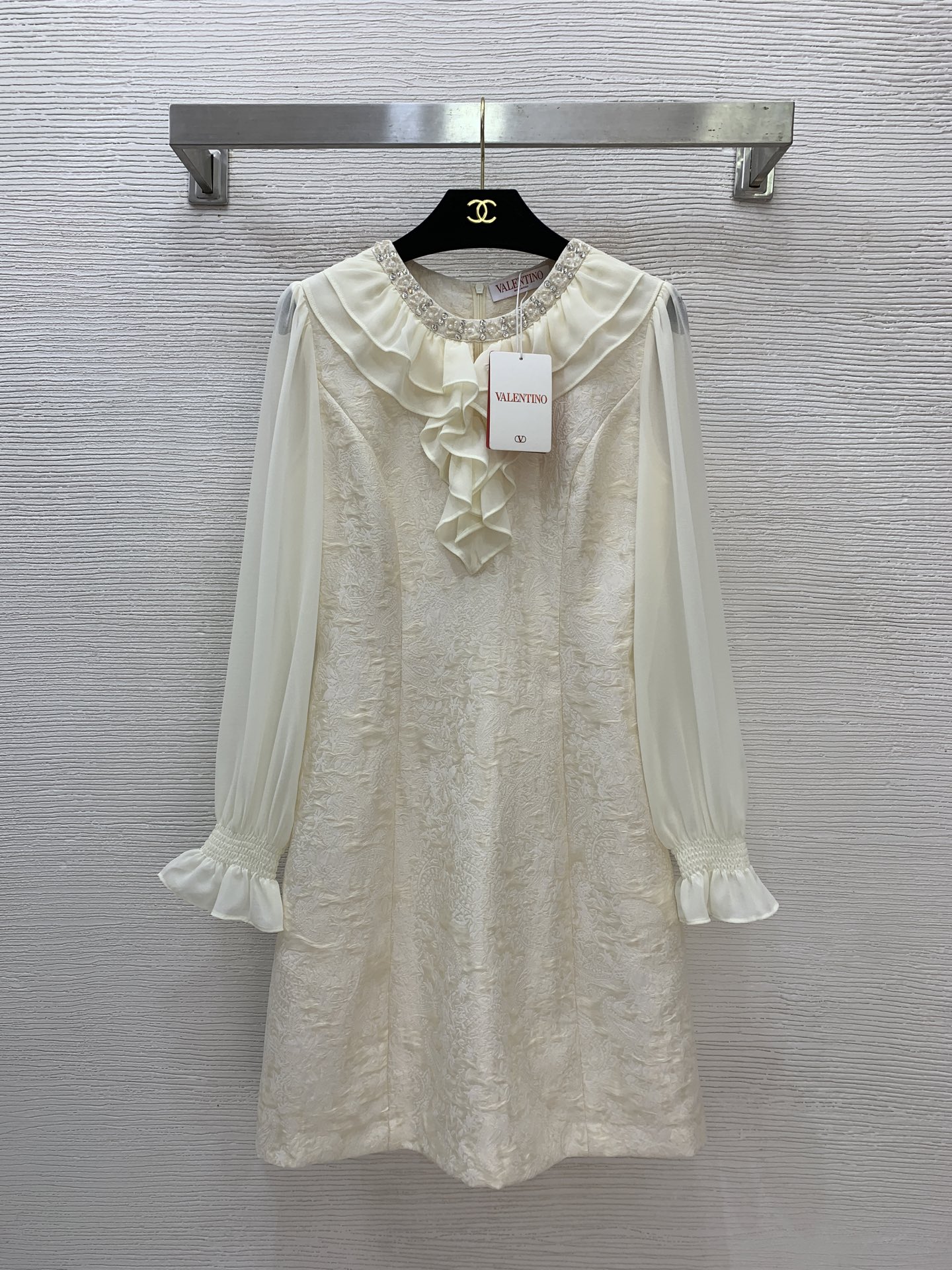 NO:747889,Model No. G26030642 VALENTIN*O New high-end customized heavy-duty sequin embroidery bead decoration, ruffled splicing slim slimming long-sleeved dress!  Apricot, black, (S size shoulder width 35, bust 88, waist 72, sleeve length 61, skirt length 90),,valentino,valentino,skirts,19860909款号G26030642 VALENTIN*O华伦家新款 高端定制重工亮片绣珠装饰、荷叶边拼接修身显瘦长袖连衣裙！杏色、黑色、 （S码肩宽35,胸围88,腰围72,袖长61,裙长90）,,valentino,valentino,skirts,,Women's clothing