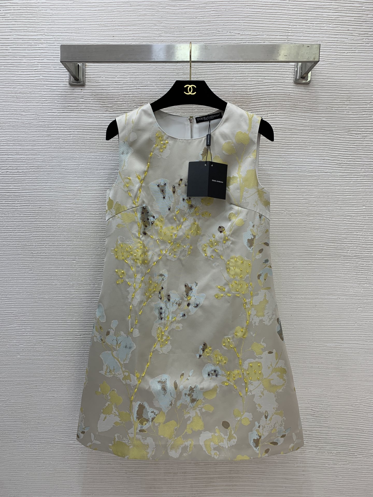 NO:747885,Style number G26030642 & Dolce & Gabbana DG new high-end customized jacquard fabric style is crisp and stylish!  Slim-fitting round neck sleeveless vest dress with heavily embroidered beads on the front!  (S size bust 84, skirt length 84),,Dolce&Gabbana,skirts,19860909款号G26030642 &杜嘉班纳DG新款 高端定制提花面料版型挺括有型！前片重工绣珠装饰修身显瘦圆领无袖背心连衣裙！ （S码胸围84,裙长84）,,Dolce&Gabbana,skirts,,Women's clothing