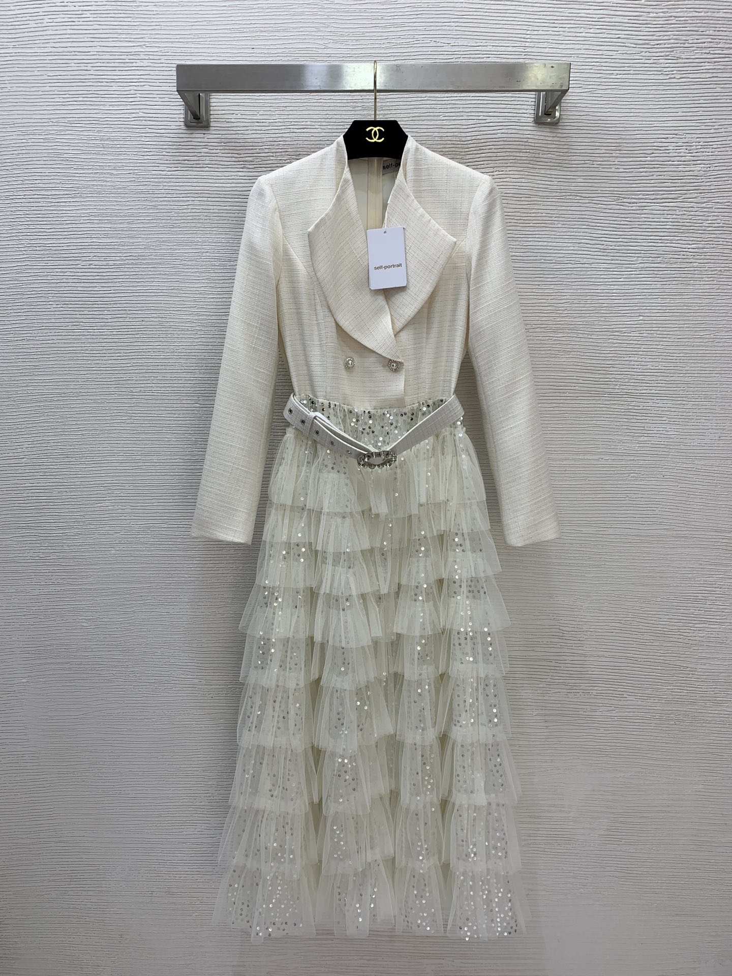 NO:743024,The highest version on the market, the girl inspects the goods, trims the three marks on the threads, pictures the goods and takes videos. If you want quality or service, please add me on WeChat. We do not accept urgent orders. Model No. G26030584  Self-Portrai* The latest and highest version on the market, the girl inspects the goods, trims the three marks on the threads, the goods can be pictured and takes a video. If you want quality and service, add me on WeChat. We will not accept urgent orders. Model SP's high-end customized silver woolen fabric spliced with sequins blingbbling flash layered mesh cake skirt. The highest version on the market. The girl inspects the goods, trims the three marks on the threads, the goods can be pictured and takes a video. If you want quality and service, add me on WeChat. We will not accept urgent orders. This dress skirt dress!  Blue, beige, (size S shoulder width 35 with shoulder pads, bust 84, waist 68, sleeve length 57, skirt length 126), women's clothing, skirts,19860909市面最高版本小妹验货、修剪线头上三标、货可图及拍视频,要品质要服务的加我微信,不接急单.款号G26030584 Self-Portrai*新市面最高版本小妹验货、修剪线头上三标、货可图及拍视频,要品质要服务的加我微信,不接急单.款SP家高端定制银丝粗纺面料拼接亮片blingbbling闪层层网纱蛋糕裙修身显瘦翻领长市面最高版本小妹验货、修剪线头上三标、货可图及拍视频,要品质要服务的加我微信,不接急单.款礼服裙连衣裙！蓝色、米色、 （S码肩宽35有垫肩,胸围84,腰围68,袖长57,裙长126）,女装,skirts,,Women's clothing