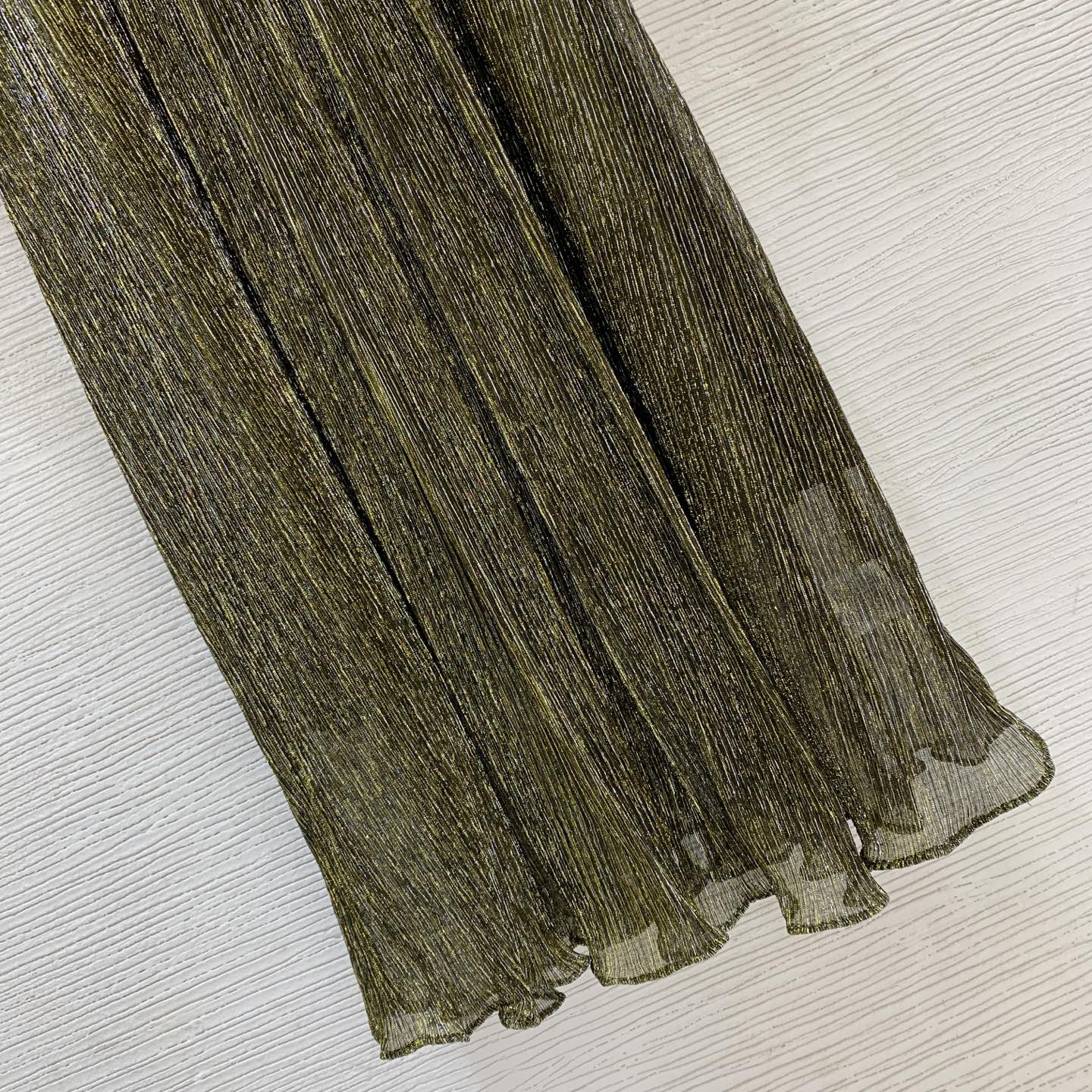 款号G Schiapare*li夏帕瑞利新款 高端定制银丝混纺面料、胸前重工镶钻装饰收腰显瘦大裙摆长袖连