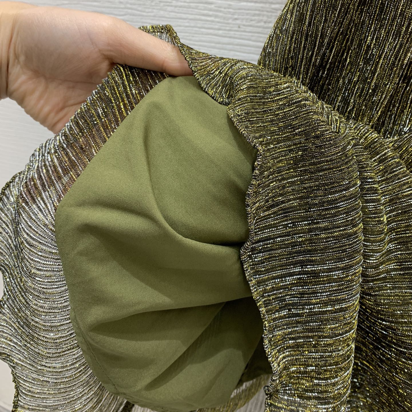 款号G Schiapare*li夏帕瑞利新款 高端定制银丝混纺面料、胸前重工镶钻装饰收腰显瘦大裙摆长袖连