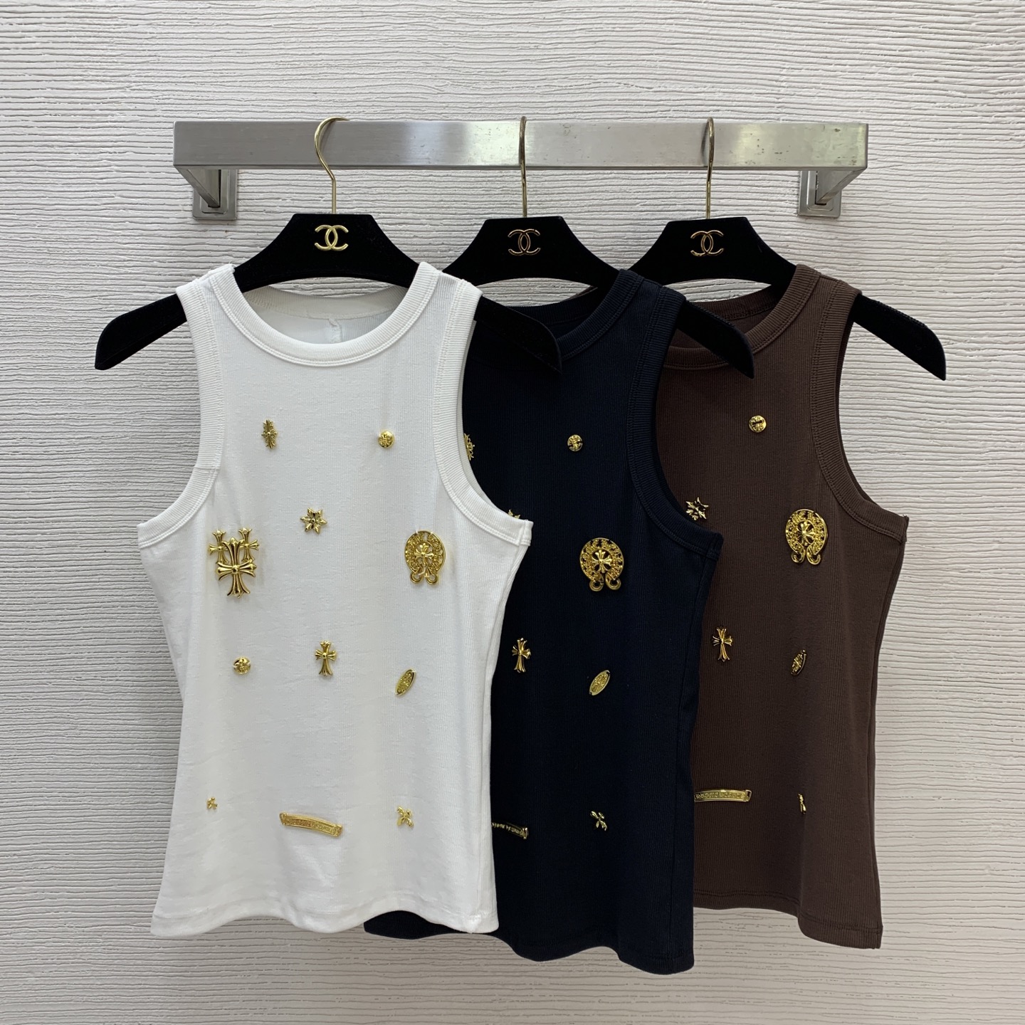 NO:743067,The highest version of the girl on the market inspects the goods, trims the three marks on the threads, pictures of the goods and takes videos. If you want quality and service, please add me on WeChat. We will not accept urgent orders. Model No. G26030718 Chrome Hear*s Chrome Hear*s The highest version on the market. The girl will inspect the goods, trim the three marks on the threads, show pictures of the goods and take videos. If you want quality and service, please add me on WeChat and we will not accept urgent orders. High-end customized classic cross horseshoe hardware accessories to decorate the slimming and slimming ribbed cotton vest top!  Brown, black, white, (M size bust 72, length 54), Chrome hearts-clothing, chrome hearts, chrome hearts,19860909市面最高版本小妹验货、修剪线头上三标、货可图及拍视频,要品质要服务的加我微信,不接急单.款号G26030718 Chrome Hear*s克罗心新市面最高版本小妹验货、修剪线头上三标、货可图及拍视频,要品质要服务的加我微信,不接急单.款 高端定制经典十字架马蹄五金配件装饰修身显瘦螺纹棉背心上衣！咖色、黑色、白色、 （M码胸围72,衣长54）,克罗心-服装,chrome hearts,chrome hearts,,Women's clothing