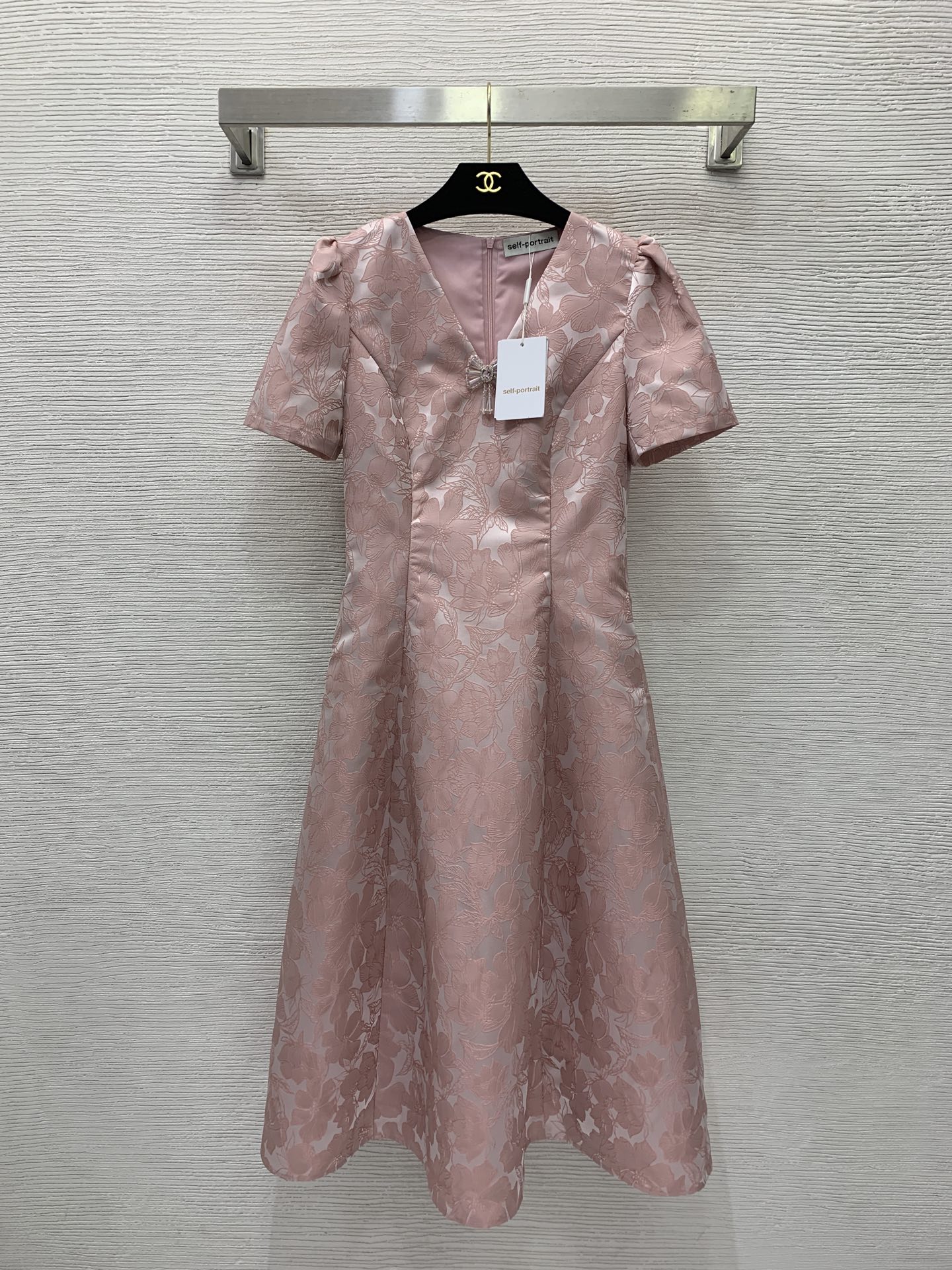 NO:757960,Style No. 26031654 Self-portrai* The new SP family’s new high-end custom flower jacquard fabric has a crisp and stylish version!  The bust is decorated with a diamond bow and is decorated with pleated large skirt. The waist is slimmed down and the puff short-sleeved dress is a banquet dress!  Green, pink, ~ (S size shoulder width 35, bust 82, sleeve length 34, skirt length 112) batch,,skirts,T-shirt,19860909款号26031654 Self-portrai*新款SP家新款高端定制花朵提花面料版型挺括有型！胸前镶钻蝴蝶结装饰压褶大裙摆收腰显瘦泡泡短袖连衣裙宴会礼服裙！绿色、粉色、~（S码肩宽35,胸围82,袖长34,裙长112）批,,skirts,T-shirt,,Women's clothing