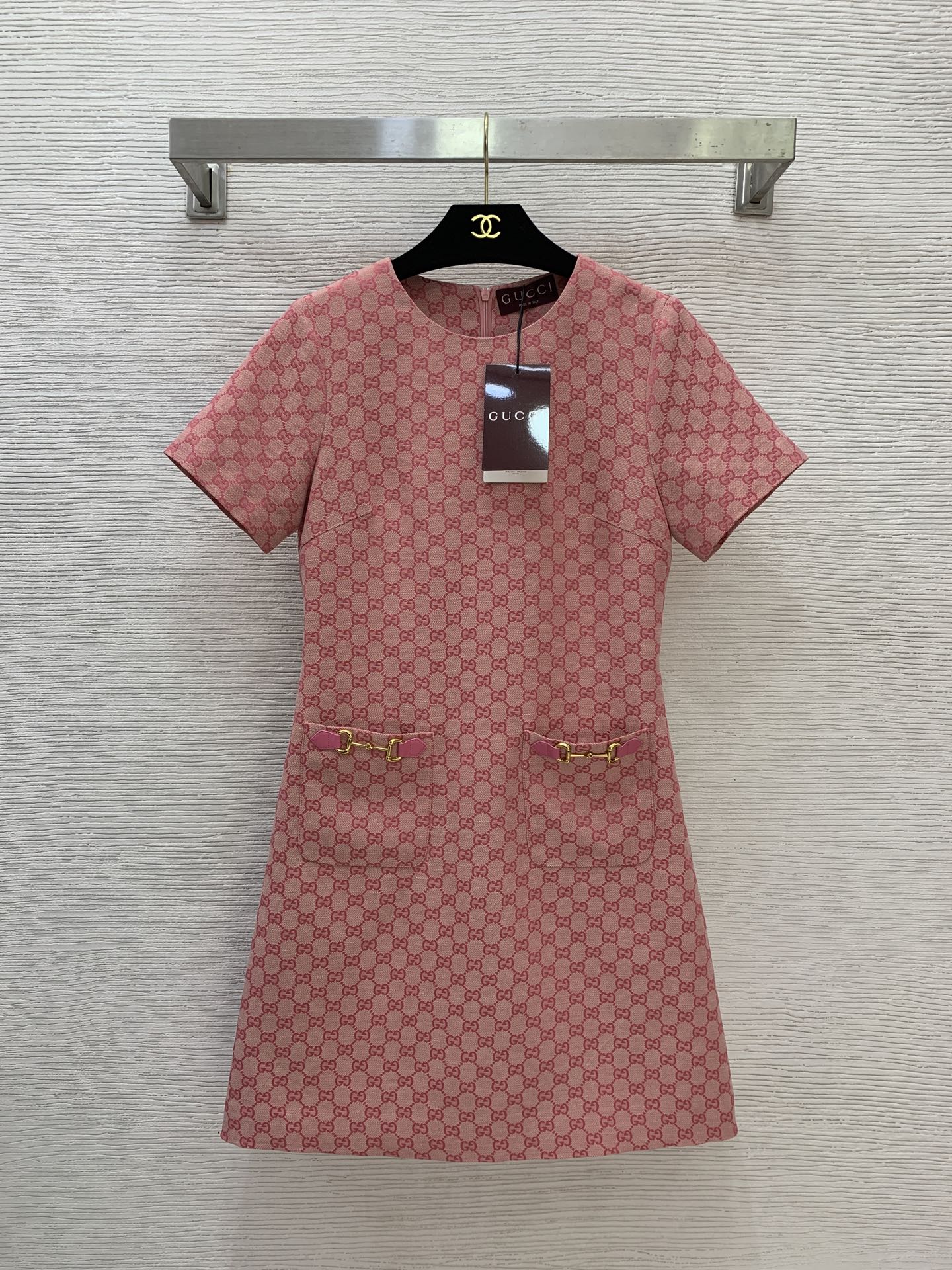 NO:755459,The highest version on the market, the girl inspects the goods, trims the three marks on the threads, pictures of the goods and takes videos. If you want quality and service, add me on WeChat. We do not accept urgent orders. Model No. G26031673 GUCC* The latest version of the girl on the market inspects the goods, trims the three marks on the threads, pictures of the goods and takes videos. If you want quality and service, add me on WeChat. We do not accept urgent orders.  High-end custom-made presbyopia fabric all-over GG letter jacquard horsebit decoration double pocket slimming A-hem short-sleeved dress!  Brown, pink, (S size shoulder width 35, bust 86, waist 78, sleeve length 20, skirt length 87), Gucci-clothing, gucci, gucci, skirts, T-shirt,19860909市面最高版本小妹验货、修剪线头上三标、货可图及拍视频,要品质要服务的加我微信,不接急单.款号G26031673 GUCC*新市面最高版本小妹验货、修剪线头上三标、货可图及拍视频,要品质要服务的加我微信,不接急单.款 高端定制老花面料通体GG字母提花马衔扣装饰双口袋修身显瘦A摆短袖连衣裙！咖色、粉色、 （S码肩宽35,胸围86,腰围78,袖长20,裙长87）,古驰-服装,gucci,gucci,skirts,T-shirt,,Women's clothing