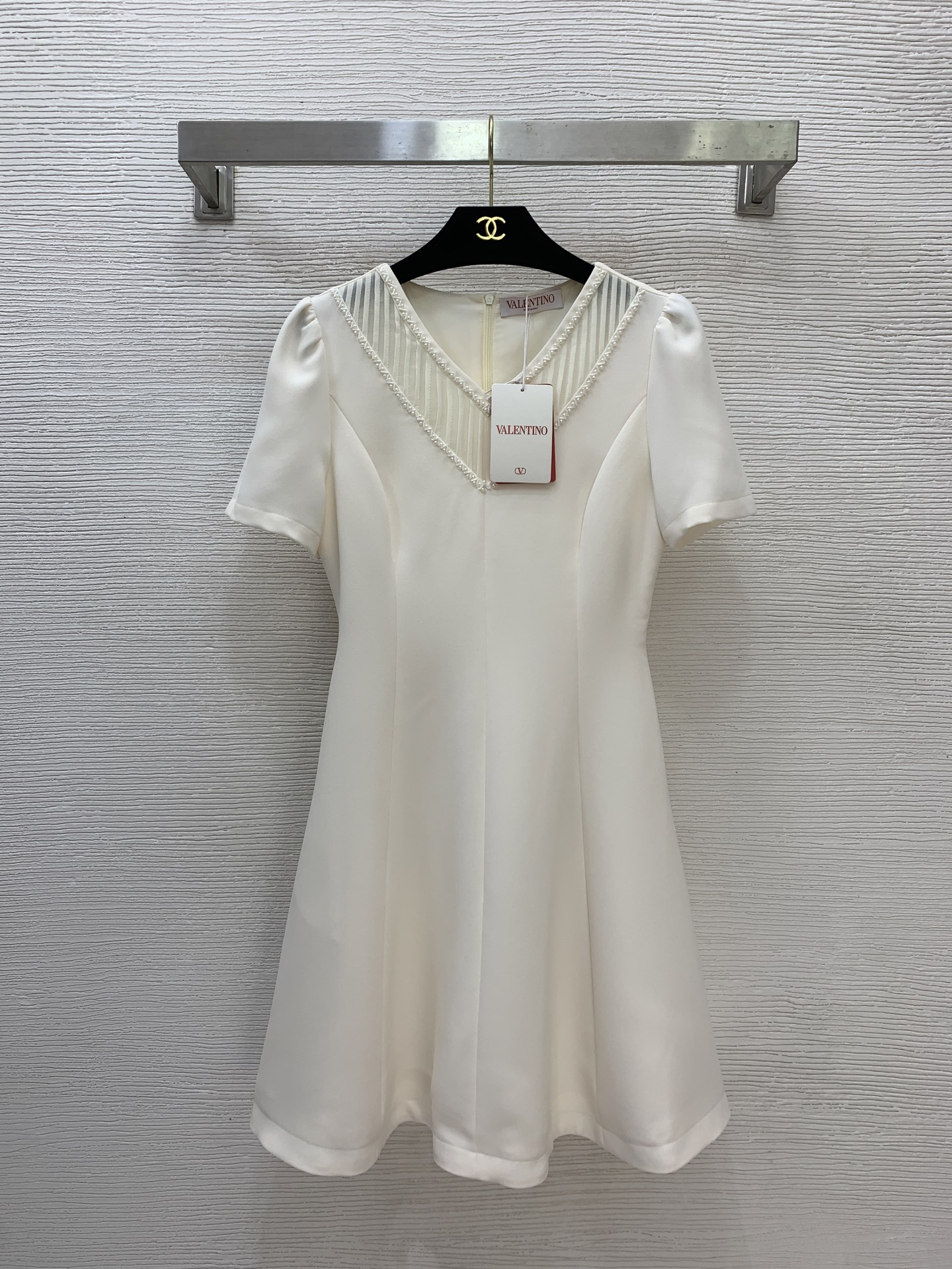 NO:761028,Model No. G26031872 VALENTIN*O Warren's new high-end customized see-through striped splicing heavy beading decoration slim fit V-neck short-sleeved dress!  Apricot, black, (S size bust 82, waist 68, sleeve length 22, skirt length 87) batch,,valentino,valentino,skirts,T-shirt,19860909款号G26031872 VALENTIN*O华伦家新款 高端定制透视条纹拼接重工钉珠装饰修身显瘦V领短袖连衣裙！杏色、黑色、 （S码胸围82,腰围68,袖长22,裙长87）批,,valentino,valentino,skirts,T-shirt,,Women's clothing