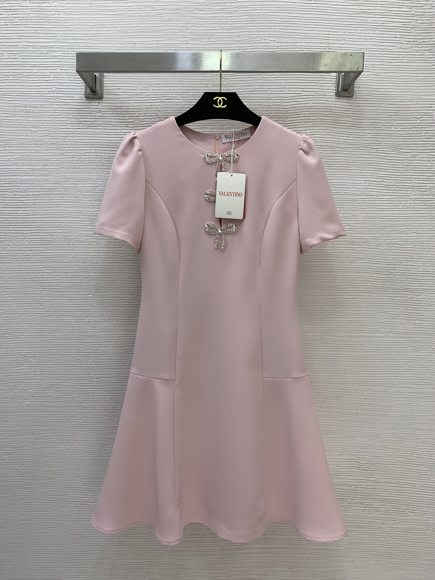 NO:762255,Style No. G26031942 VALENTIN*O Warren's new high-end customized luxury heavy-duty rhinestone bow placket decorated slim fit short-sleeved dress!  Pink, black, (S size bust 84, waist 70, sleeve length 22, skirt length 89) batch,,valentino,valentino,skirts,T-shirt,19860909款号G26031942 VALENTIN*O华伦家新款高端定制奢华重工水钻蝴蝶结门襟装饰修身显瘦短袖连衣裙！粉色、黑色、 （S码胸围84,腰围70,袖长22,裙长89）批,,valentino,valentino,skirts,T-shirt,,Women's clothing