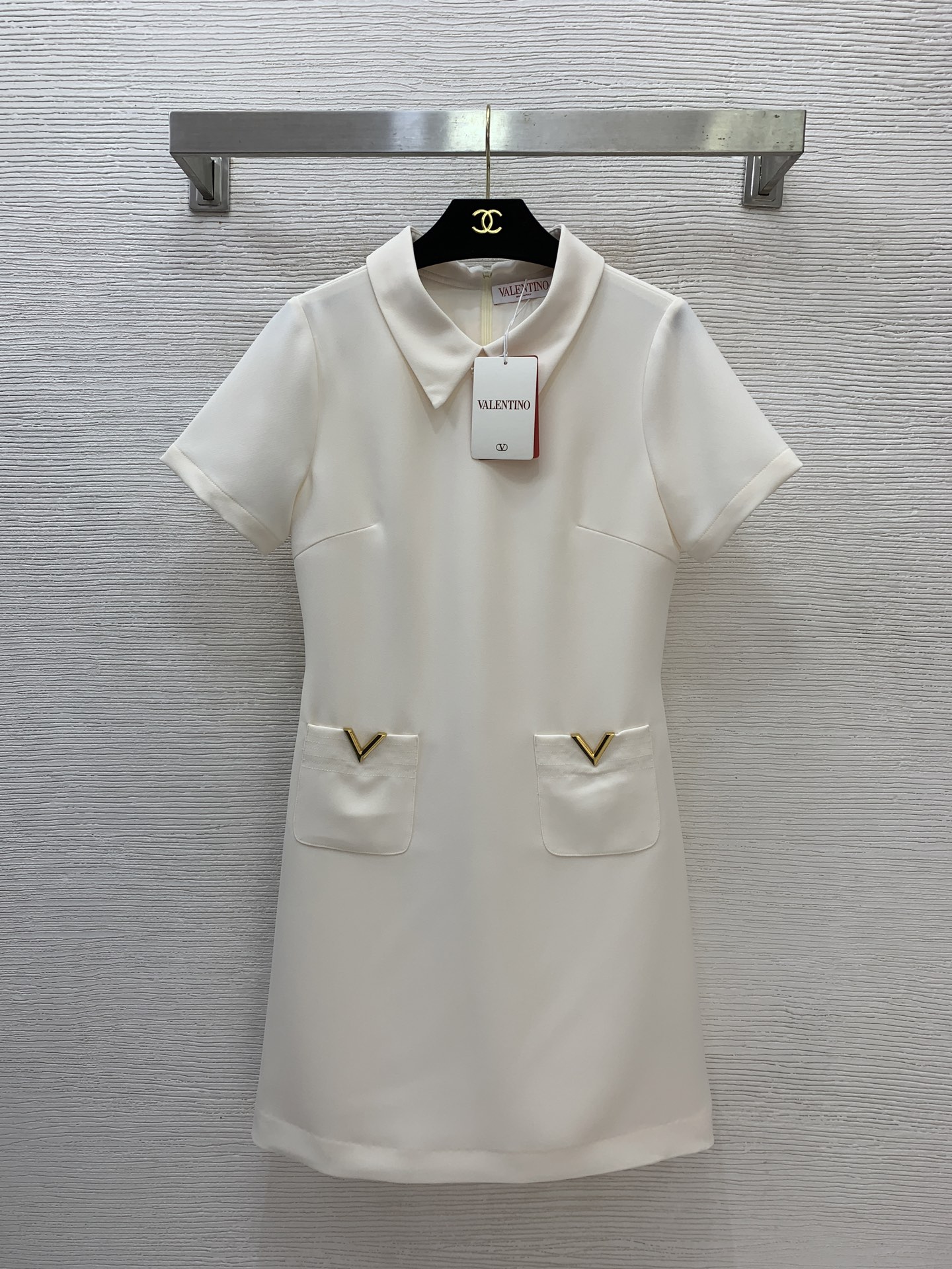 NO:762261,Model No. G26031958 VALENTIN*O Warren's new high-end customized double-pocket V-shaped metal accessories decorated slimming A-line skirt lapel short-sleeved dress!  Apricot, black, (S size shoulder width 36, bust 86, sleeve length 19, skirt length 89) batch,,valentino,valentino,skirts,T-shirt,19860909款号G26031958 VALENTIN*O华伦家新款高端定制双口袋V字金属配件装饰修身显瘦A字裙摆翻领短袖连衣裙！杏色、黑色、 （S码肩宽36,胸围86,袖长19,裙长89）批,,valentino,valentino,skirts,T-shirt,,Women's clothing