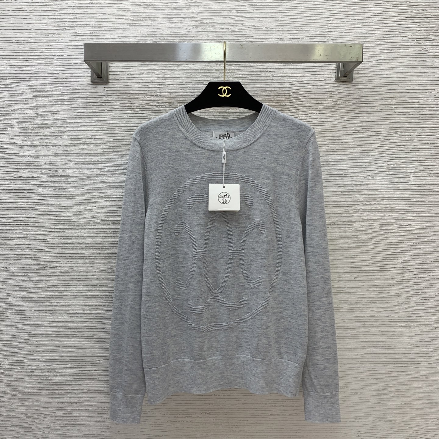 NO:755456,The highest version on the market, the girl will inspect the goods, trim the three marks on the threads, and ship the goods. If you want quality and service, please add me on WeChat. We will not accept urgent orders. Model No. G26031679 HERME*S. The new highest version on the market, the girl will inspect the goods, trim the three marks on the threads, and ship the goods. You can send pictures and videos. If you want quality and service, please add me on WeChat. We will not accept urgent orders. High-end customized H family circle pattern jacquard round neck pullover long-sleeved sweater top!  Gray, navy blue, (S size shoulder width 39, bust 92, sleeve length 62, dress length 59) p, Hermes-clothing,hermes,hermes,19860909市面最高版本小妹验货、修剪线头上三标、发货可发图及拍视频,要品质要服务的加我微信,不接急单.款号G26031679 HERME*S新市面最高版本小妹验货、修剪线头上三标、发货可发图及拍视频,要品质要服务的加我微信,不接急单.款 高端定制H家圆圈图案提花圆领套头长袖针织衫上衣！灰色、藏蓝色、 （S码肩宽39,胸围92,袖长62,衣长59）p,爱马仕-服装,hermes,hermes,,Women's clothing