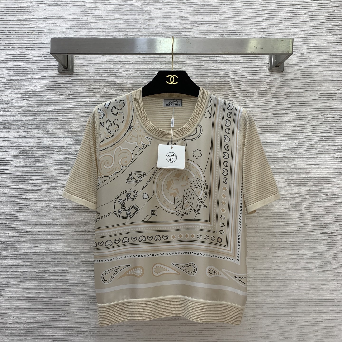 NO:755451,The highest version of the girl on the market inspects the goods, trims the three marks on the threads, and delivers the goods. You can send pictures and take videos. If you want quality and service, add me on WeChat. We will not accept urgent orders. Model No. G26031678 HERM*S. The new highest version on the market. The girl inspects the goods, trims the three marks on the threads, and delivers the goods. You can send pictures and take videos. If you want quality and service, add me on WeChat. We do not accept urgent orders. High-end customization  The front piece is 19 mm silk twill spliced with the back piece wool blended pinstripe knitted fabric, geometric pattern retro printed round neck pullover short-sleeved sweater top!  Apricot, navy blue, rose pink, (shoulder width S size 35, bust 92, sleeve length 22, dress length 54), Hermès-clothing, hermes, hermes, T-shirt, real silk,19860909市面最高版本小妹验货、修剪线头上三标、发货可发图及拍视频,要品质要服务的加我微信,不接急单.款号G26031678 HERM*S新市面最高版本小妹验货、修剪线头上三标、发货可发图及拍视频,要品质要服务的加我微信,不接急单.款高端定制 前片19姆米真丝斜纹绸拼接后片羊毛混纺细条纹针织面料、几何图案复古印花圆领套头短袖针织衫上衣！杏色、藏蓝色、玫粉色、（S码肩宽35,胸围92,袖长22,衣长54）,爱马仕-服装,hermes,hermes,T-shirt,real silk,,Women's clothing