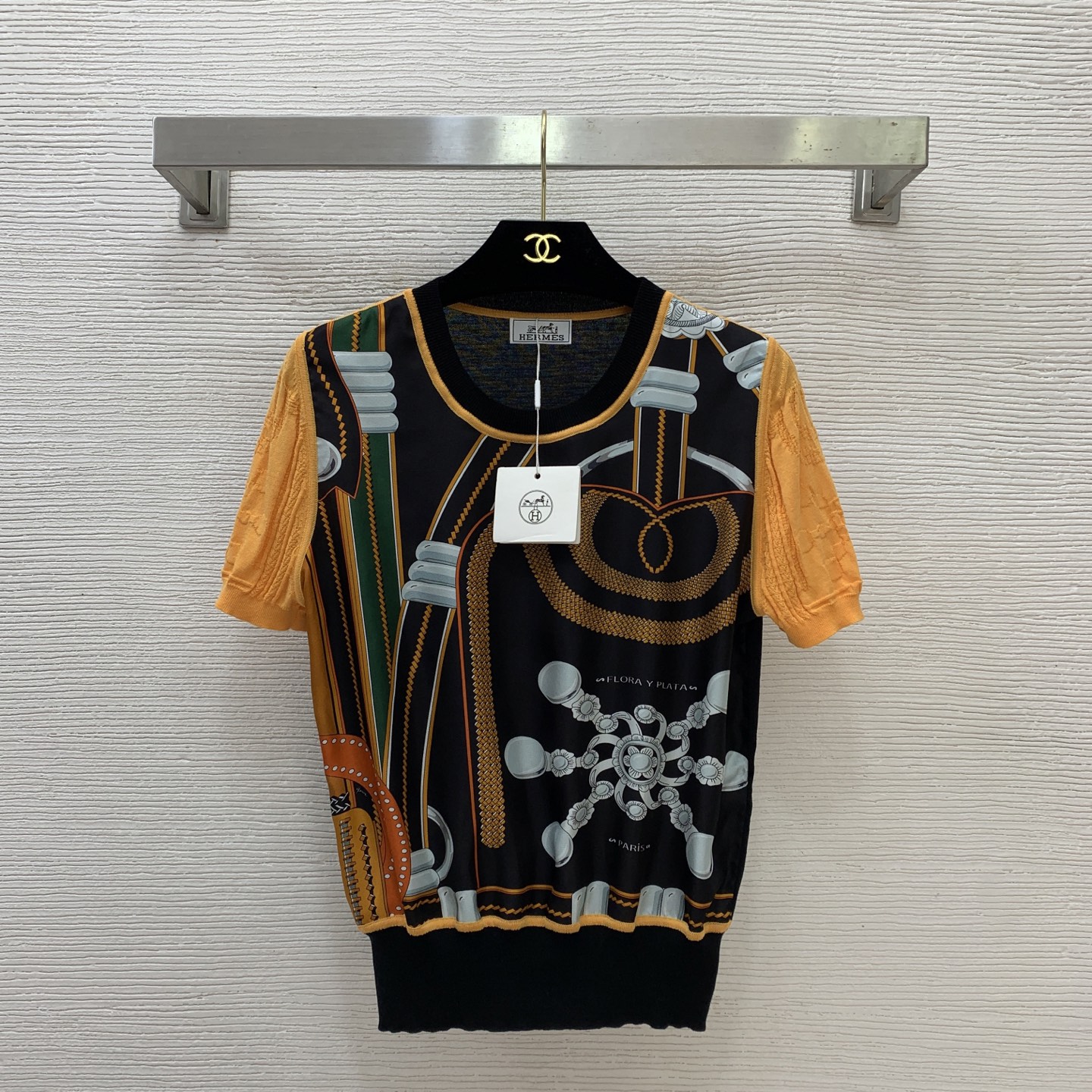 NO:755465,The highest version on the market, the girl inspects the goods, trims the three marks on the threads, pictures of the goods and takes videos. If you want quality and service, add me on WeChat. We do not accept urgent orders. Model No. G26031842 HERM*S* The new highest version on the market. The girl inspects the goods, trims the three marks on the threads, pictures of the goods and takes videos. If you want quality and service, add me on WeChat. We do not accept urgent orders.  H's high-end customized 19mm silk twill spliced with Tencel cotton blended three-dimensional jacquard knitted fabric, abstract pattern color-blocking printed round neck pullover short-sleeved sweater top!  3 colors, (S size shoulder width 35, chest 90, sleeve length 21, dress length 54), Hermès-clothing, hermes, hermes, T-shirt, real silk,19860909市面最高版本小妹验货、修剪线头上三标、货可图及拍视频,要品质要服务的加我微信,不接急单.款号G26031842 HERM*S*新市面最高版本小妹验货、修剪线头上三标、货可图及拍视频,要品质要服务的加我微信,不接急单.款 H家高端定制19姆米真丝斜纹绸拼接天丝棉混纺立体提花针织面料、抽象图案拼色印花圆领套头短袖针织衫上衣！3色、 （S码肩宽35,胸围90,袖长21,衣长54）,爱马仕-服装,hermes,hermes,T-shirt,real silk,,Women's clothing