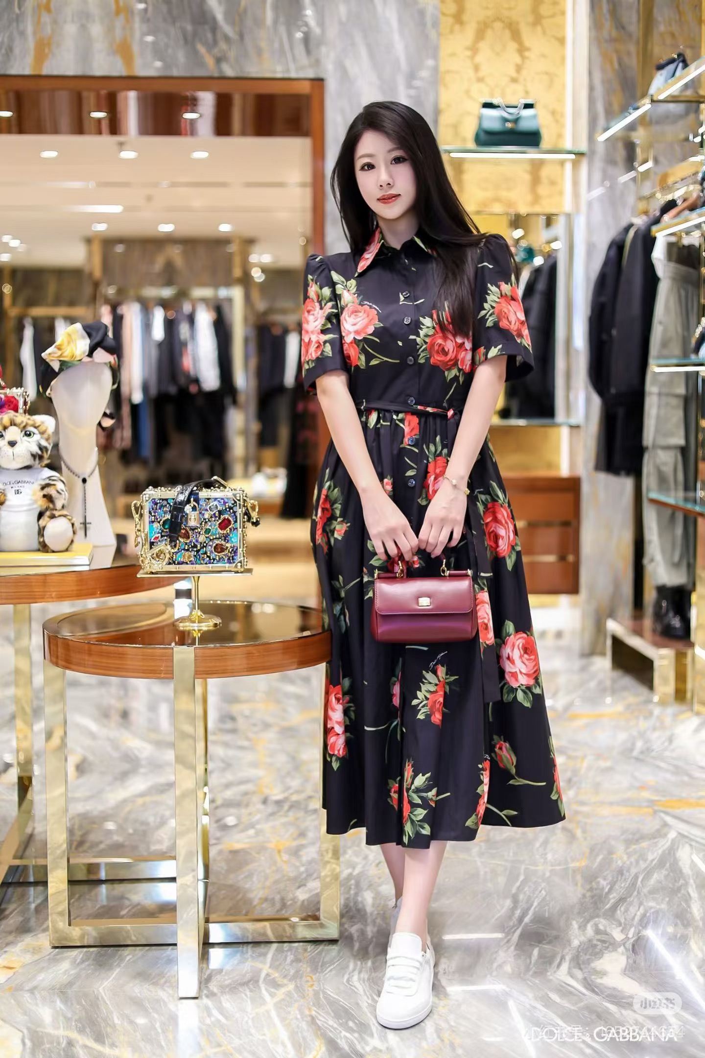 NO:737790,Style number G26021372 Dolce & Gabbana DG* new counters are available simultaneously!  Red flower and green leaf pattern printed single-breasted buttoned front pleated stitching large skirt waist slimming mid-length lapel short-sleeved dress!  Black, (M size shoulder width 36, bust 88, waist 74, sleeve length 27, skirt length 121) hair, Dolce&Gabbana, skirts, T-shirt,19860909款号G26021372 杜嘉班纳DG*新款专柜同步上新！红花绿叶图案印花单排扣前襟压褶拼接大裙摆收腰显瘦中长款翻领短袖连衣裙！黑色, （M码肩宽36,胸围88,腰围74,袖长27,裙长121）发,,Dolce&Gabbana,skirts,T-shirt,,Women's clothing