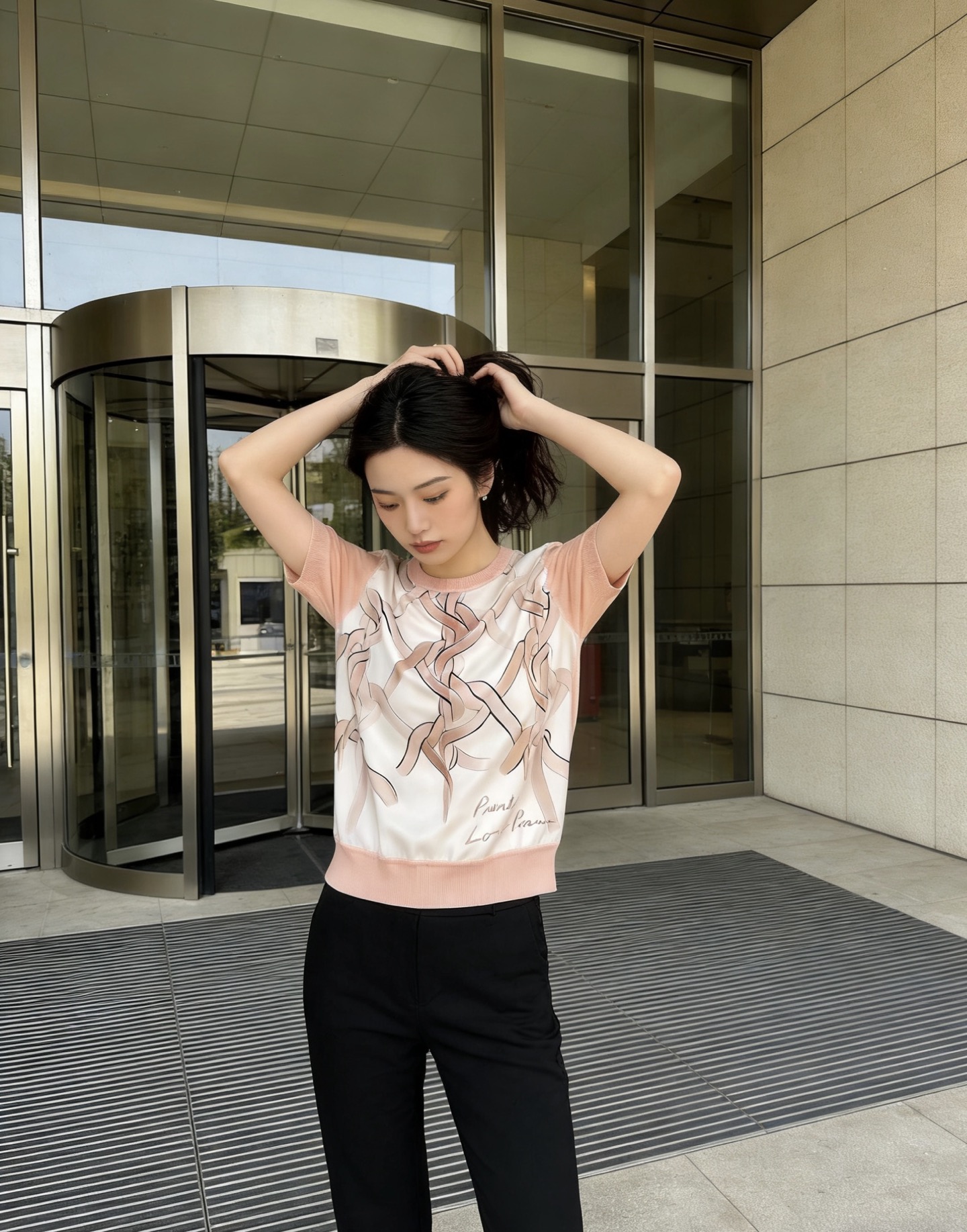 NO:722965,The highest version of the girl on the market inspects the goods, trims the three marks on the threads, and delivers the goods. You can send pictures and take videos. If you want quality and service, add me on WeChat. We do not accept urgent orders. Model number G26022834 Loro Pian*a. The new highest version on the market. The girl inspects the goods, trims the three marks on the threads, and delivers the goods. You can send pictures and take videos. If you want quality and service, add me on WeChat. We do not accept urgent orders.  LP custom-made high-end boutique custom-made front piece 19mm silk twill spliced back piece wool Tencel knitted fabric, ribbon grid weaving pattern printed round neck pullover short-sleeved sweater top!  Orange pink, khaki gray, (M size shoulder width 37, bust 94, sleeve length 24, dress length 55), women's clothing, loro piana, loro piana, T-shirt, real silk,19860909市面最高版本小妹验货、修剪线头上三标、发货可发图及拍视频,要品质要服务的加我微信,不接急单.款号G26022834 Loro Pian*a新市面最高版本小妹验货、修剪线头上三标、发货可发图及拍视频,要品质要服务的加我微信,不接急单.款 LP定制高端精品定制前片19姆米真丝斜纹绸拼接后片羊毛天丝针织面料、飘带网格编织图案印花圆领套头短袖针织衫上衣！桔粉色、卡其灰、（M码肩宽37,胸围94,袖长24,衣长55）,女装,loro piana,loro piana,T-shirt,real silk,,Women's clothing