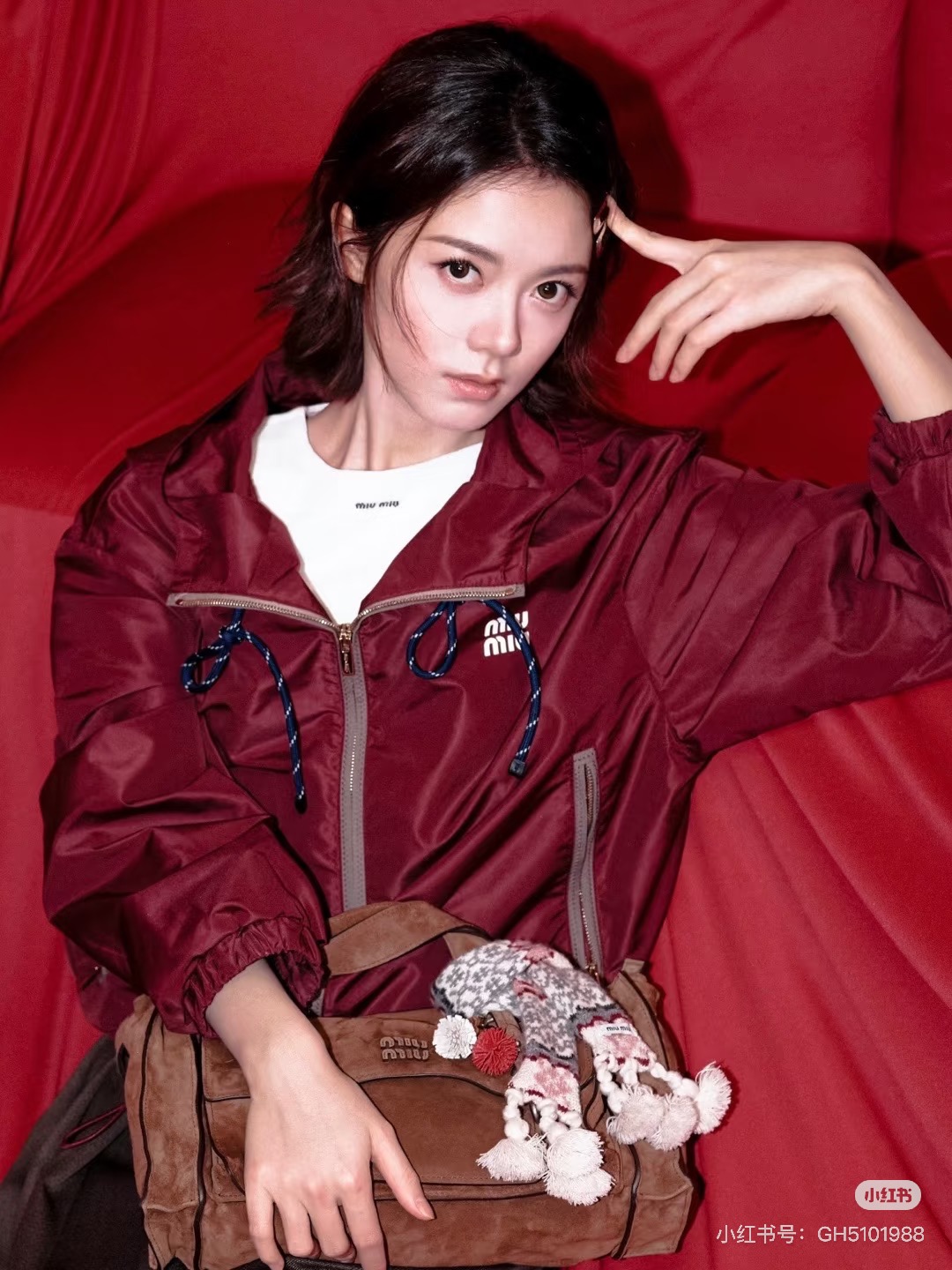 NO:722959,The highest version of the girl on the market inspects the goods, trims the three marks on the threads, and delivers the goods. You can send pictures and take videos. If you want quality and service, add me on WeChat. We will not accept urgent orders. Model No. D26022845 MiuMi  Three-dimensional silicone letter logo, contrasting colors, wrapped edges, zipper placket, drawstring hem, the highest version on the market. The girl inspects the goods, trims the three marks on the threads, and sends pictures and videos before delivery. If you want quality and service, please add me on WeChat. We will not accept urgent orders. This long-sleeved hooded jacket!  Burgundy, (M size shoulder width 54, bust 116, sleeve length 59, dress length 58), Miu Miu-clothing, miumiu, jackets & coats, hats,19860909市面最高版本小妹验货、修剪线头上三标、发货可发图及拍视频,要品质要服务的加我微信,不接急单.款号D26022845 MiuMi*缪家新市面最高版本小妹验货、修剪线头上三标、发货可发图及拍视频,要品质要服务的加我微信,不接急单.款 立体硅胶字母logo撞色包边拉链门襟抽绳下摆短市面最高版本小妹验货、修剪线头上三标、发货可发图及拍视频,要品质要服务的加我微信,不接急单.款长袖连帽外套！酒红,（M码肩宽54,胸围116,袖长59,衣长58）,缪缪-服装,miumiu,jackets & coats,hats,,Women's clothing